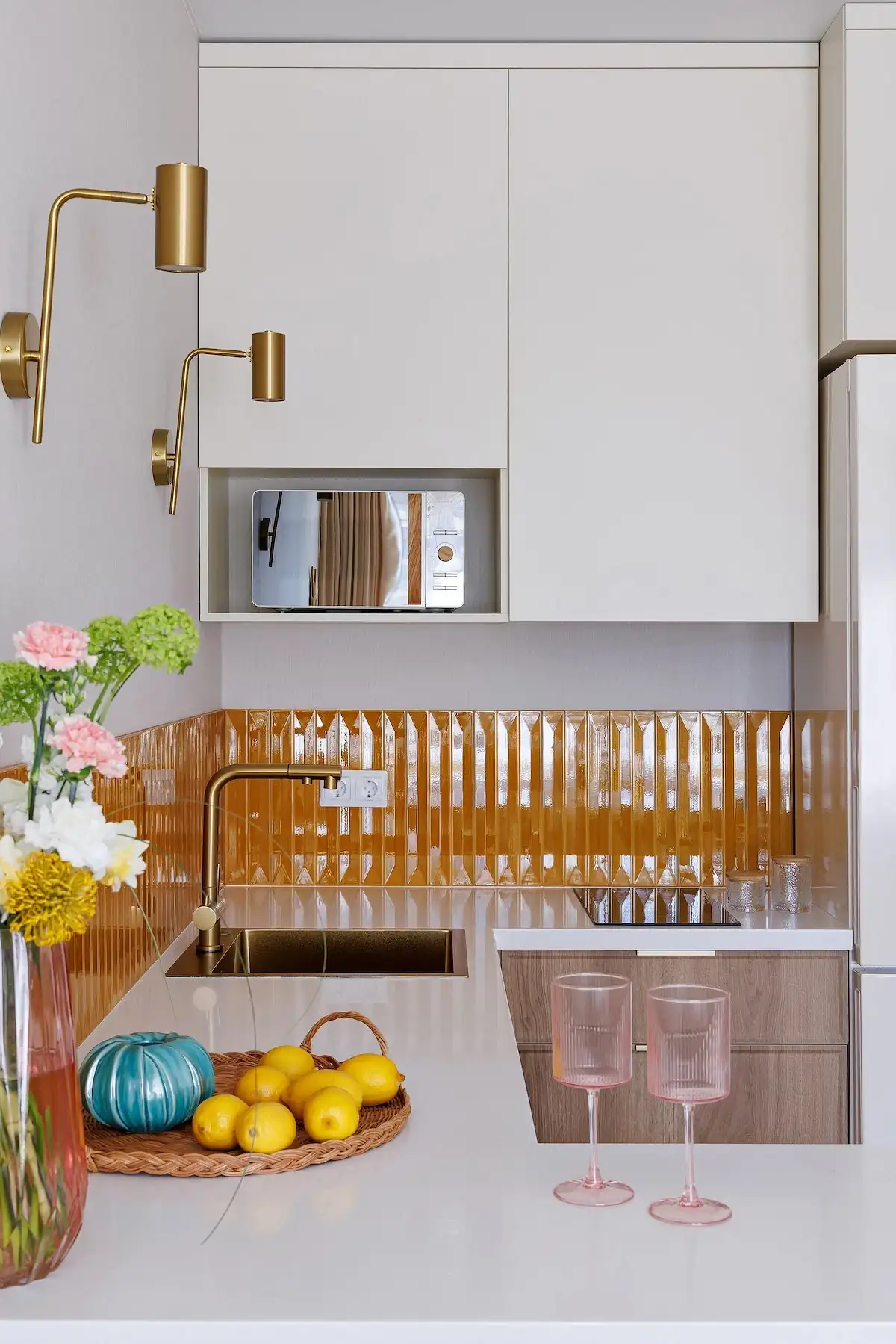 cuisine ouverte dans studio 26m2 décoration contemporaine et colorée
