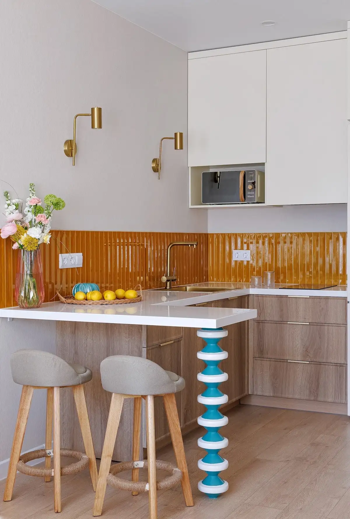 cuisine ouverte dans studio 26m2 décoration contemporaine et colorée