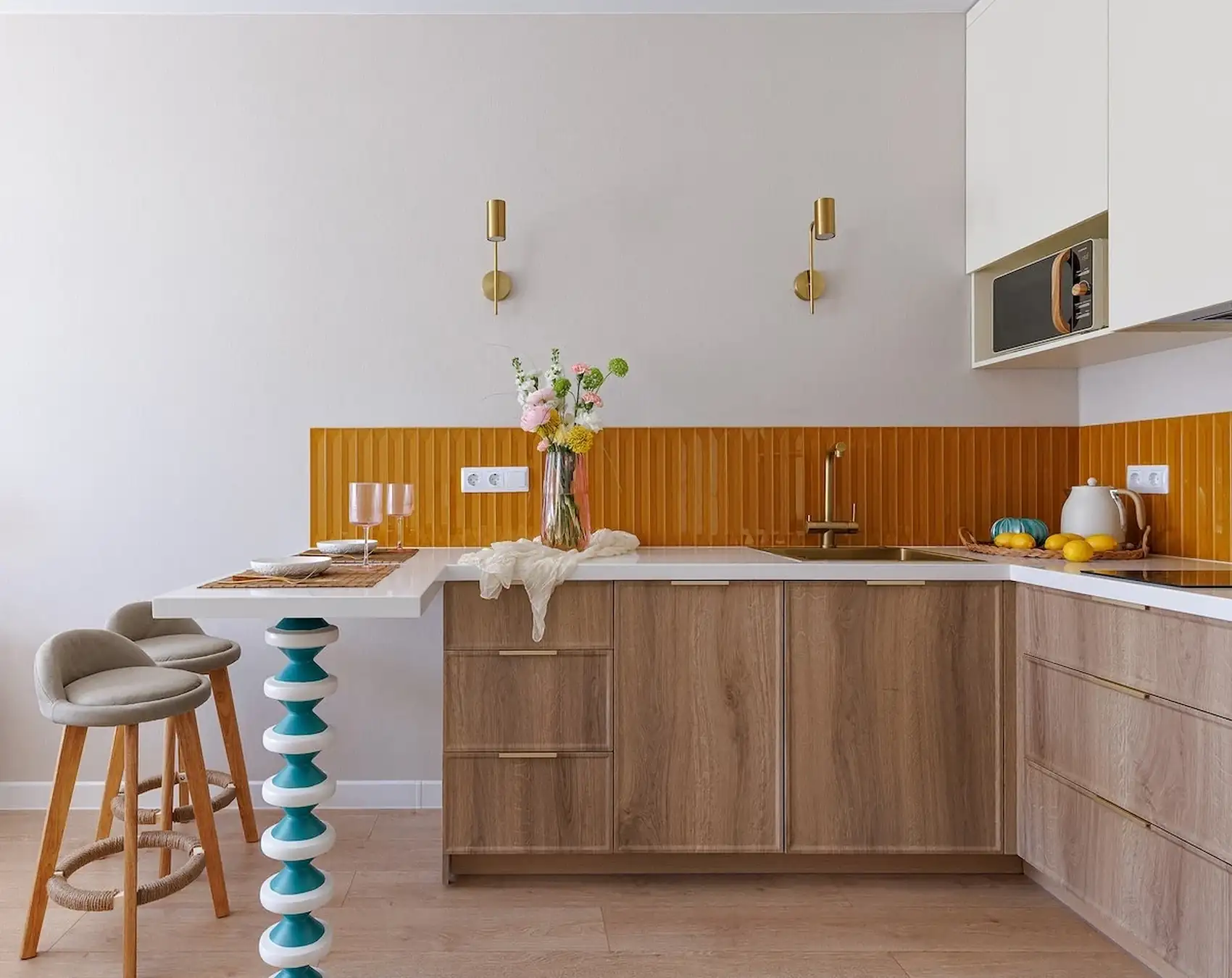 cuisine ouverte dans studio 26m2 décoration contemporaine et colorée
