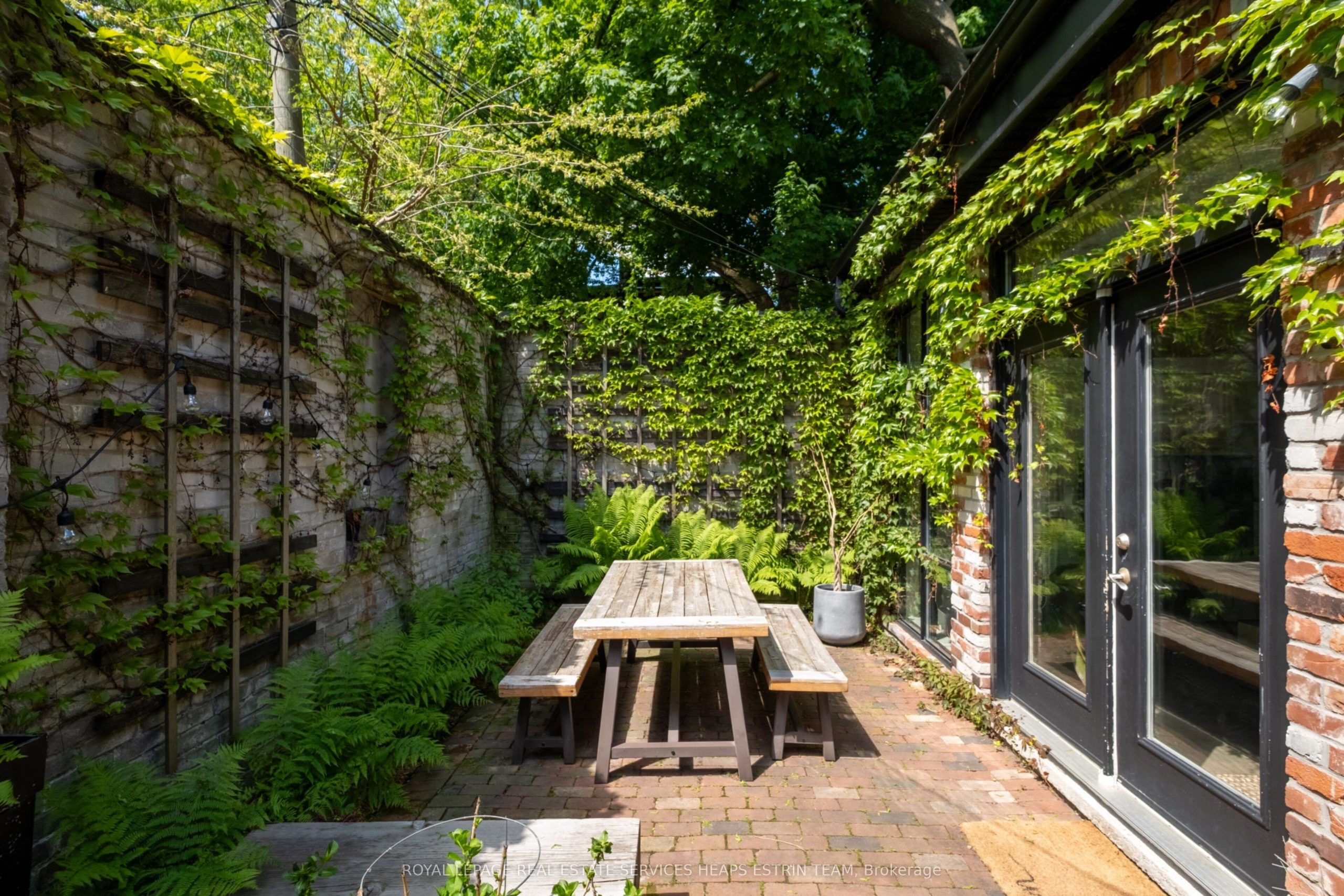 petit jardin loft authentique et ancien dans un ancien garage à Toronto petit jardin loft authentique et ancien dans un ancien garage à Toronto