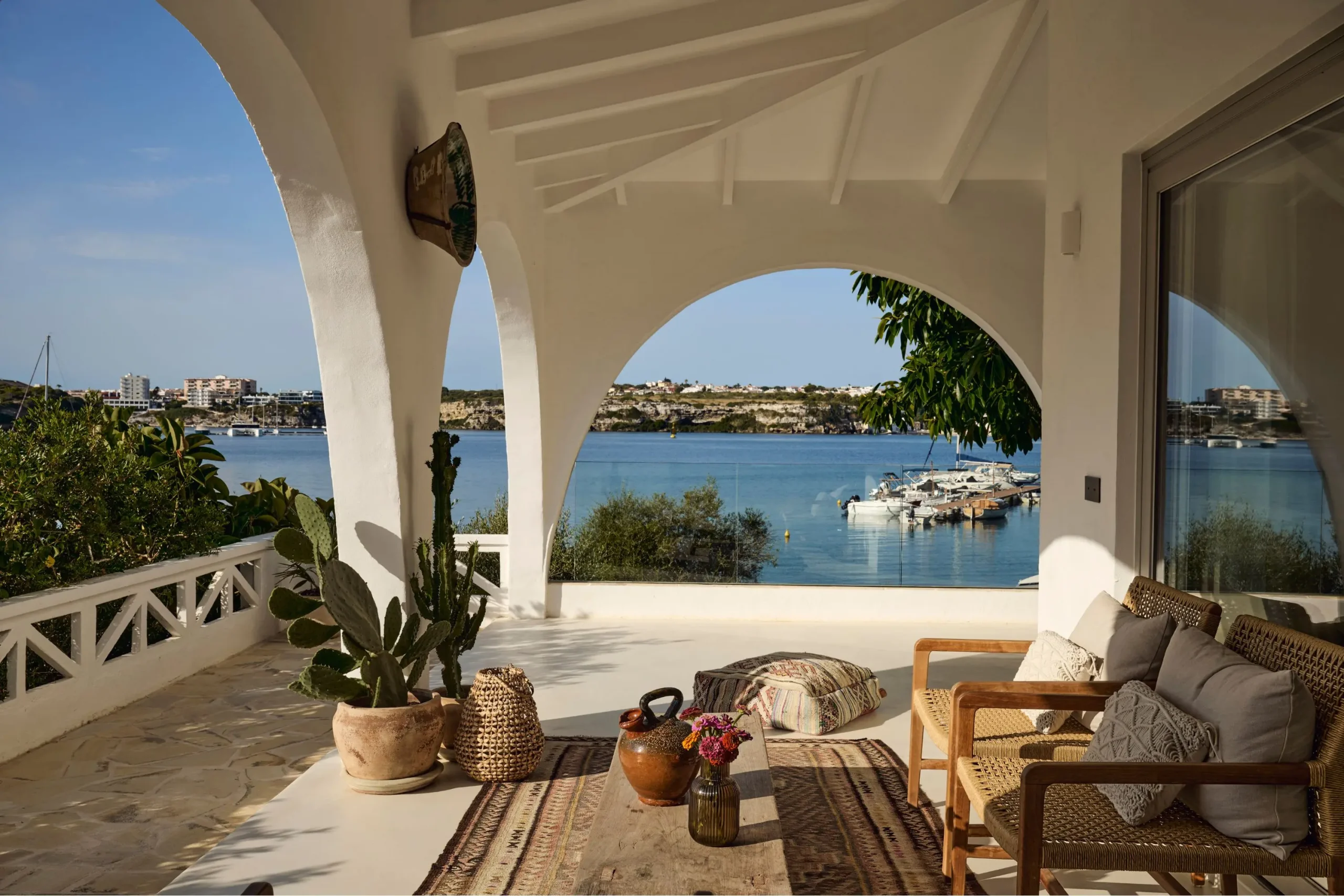 terrasse couverte avec arches maison Minorque vue mer