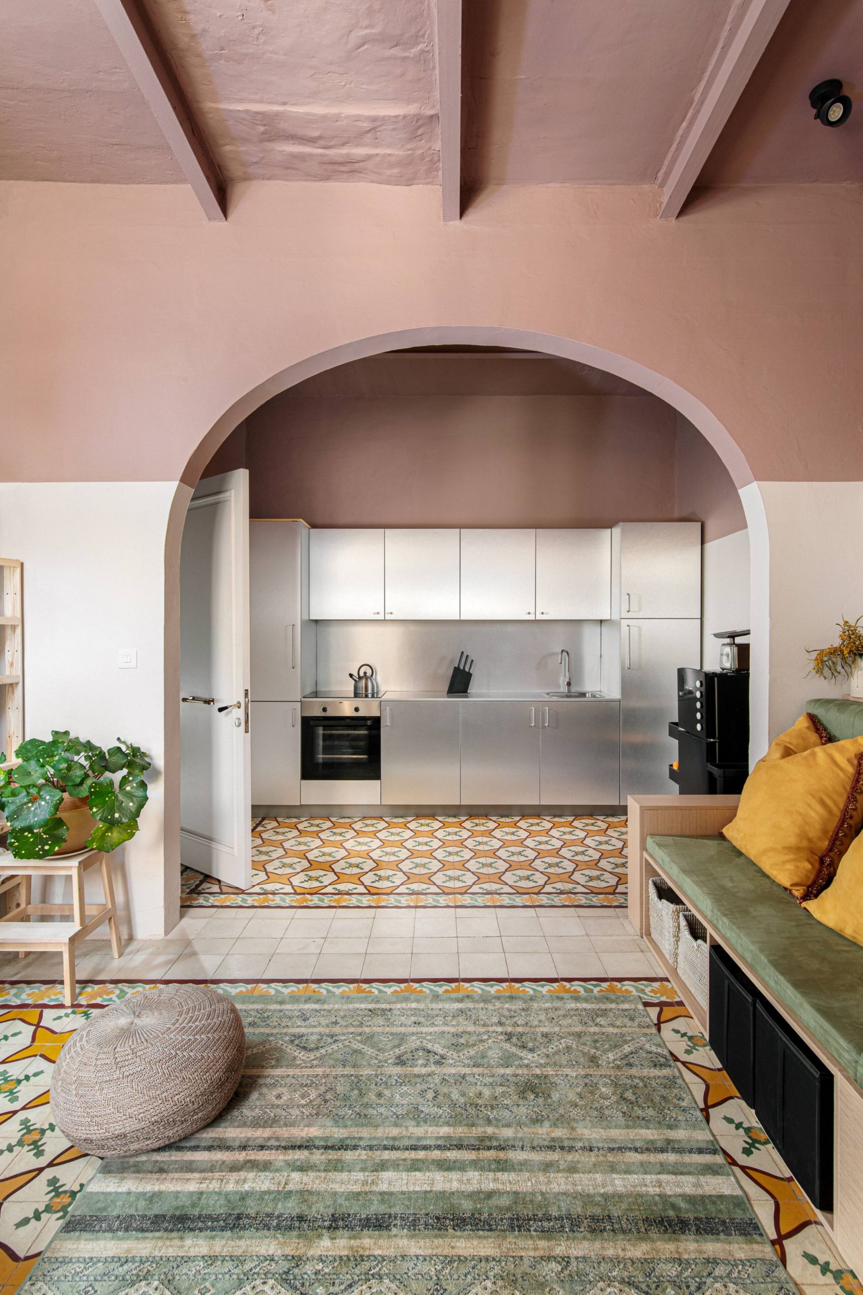 studio décoration contemporaine et colorée studio rénové à Malte