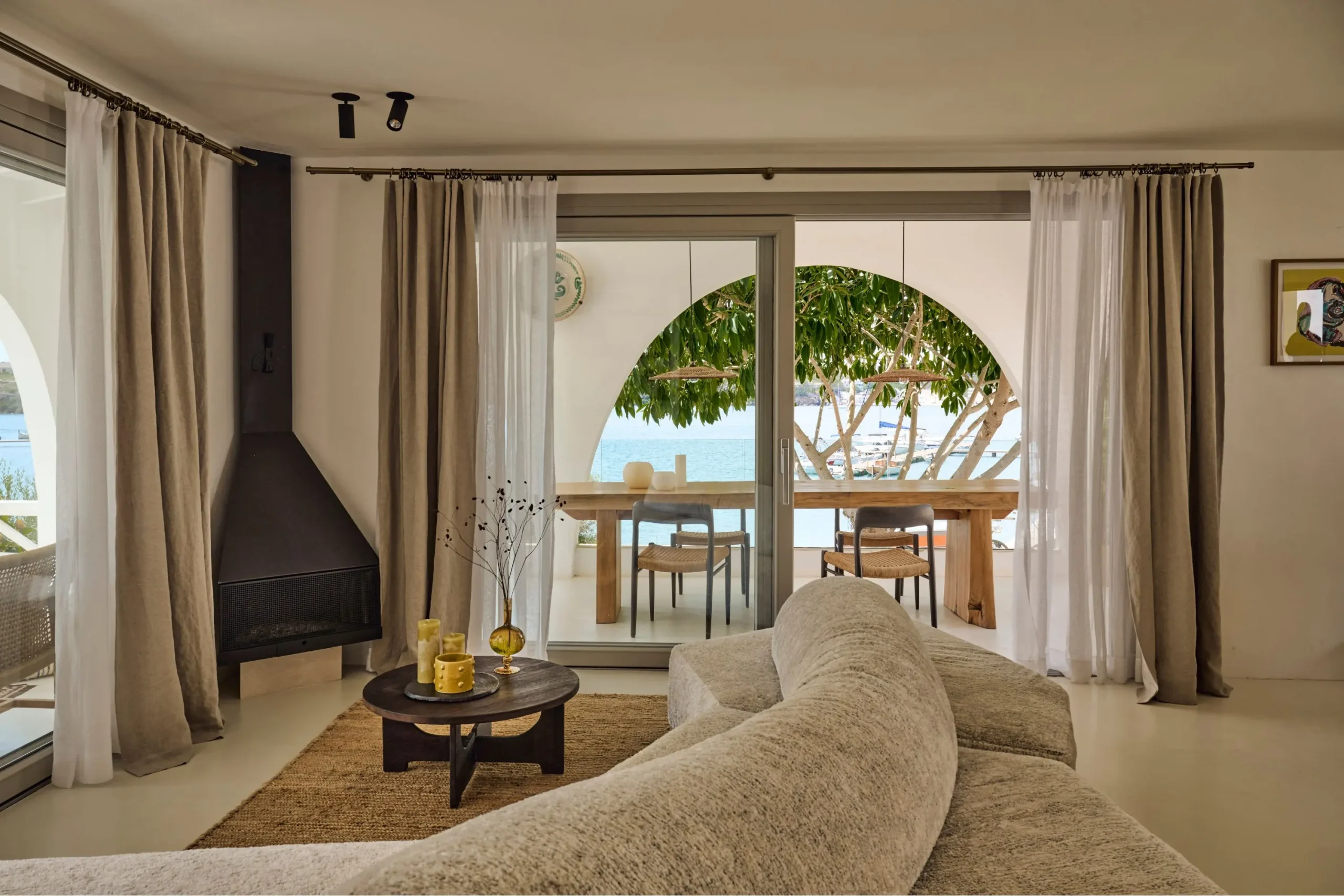 salon avec cheminée décoration contemporaine maison Minorque vue mer