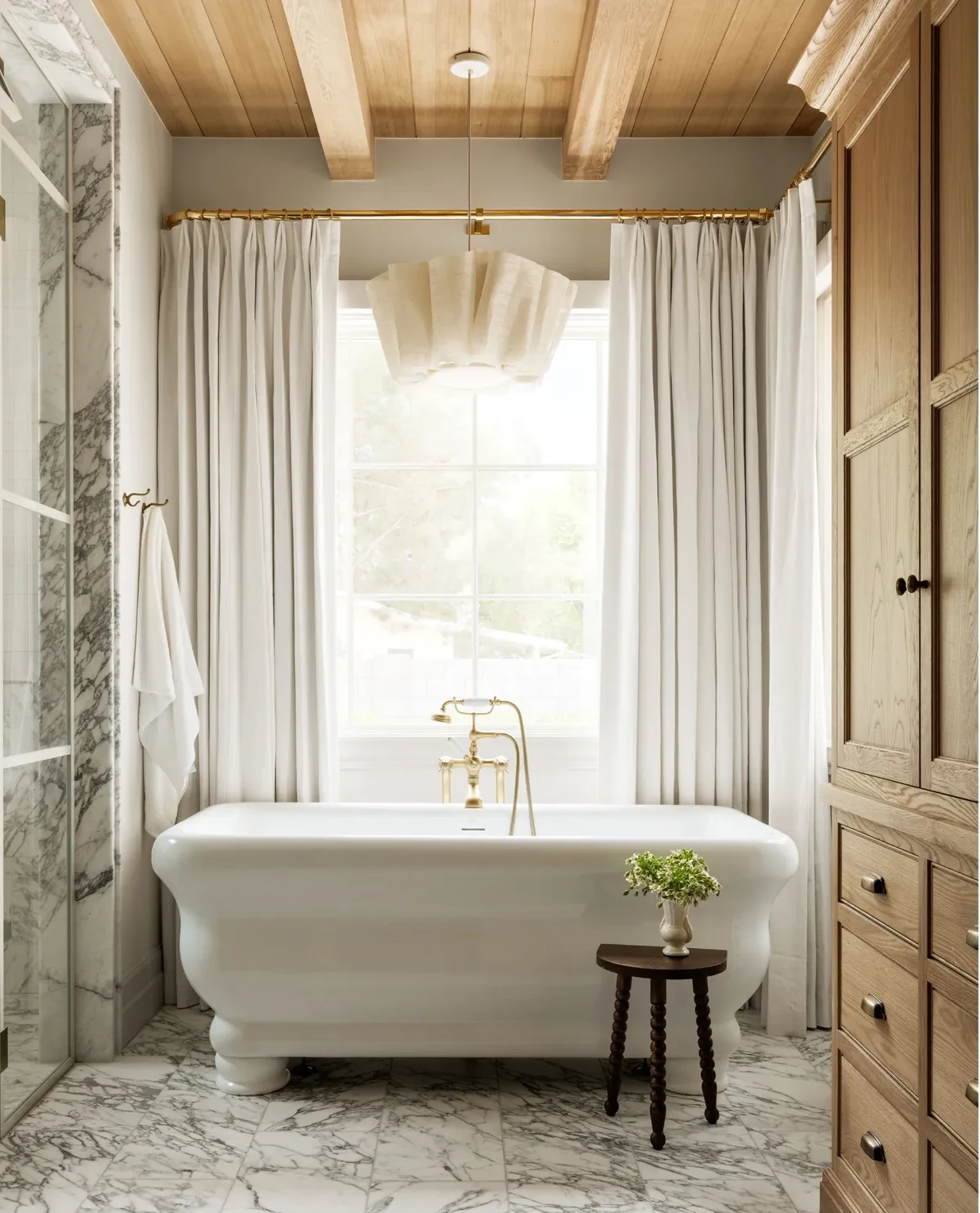salle de bain maison neuve décoration classique chic par Studio McGee
