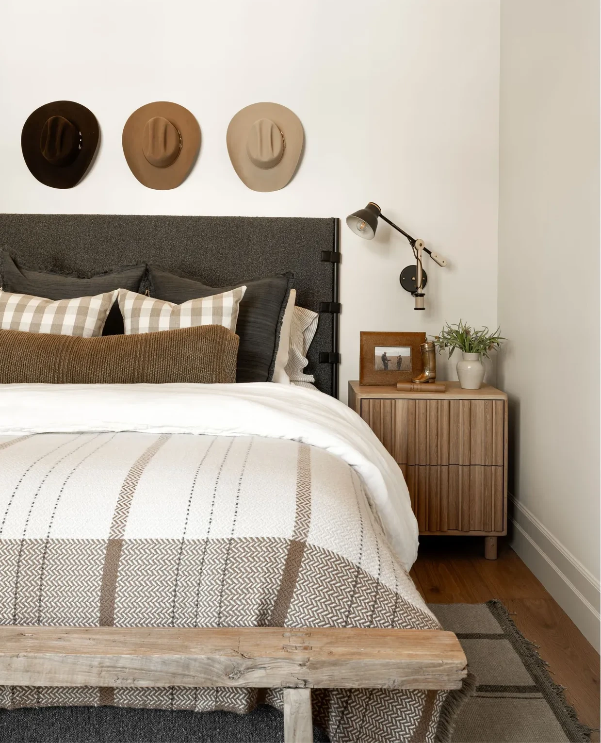 chambre maison neuve décoration classique chic par Studio McGee