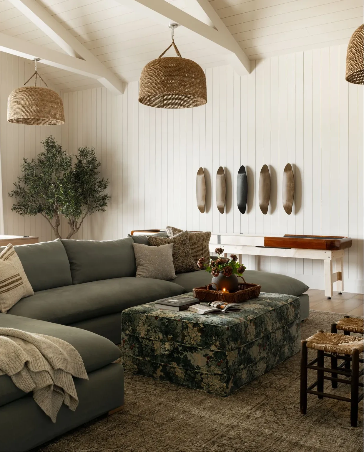 salon maison neuve décoration classique chic par Studio McGee