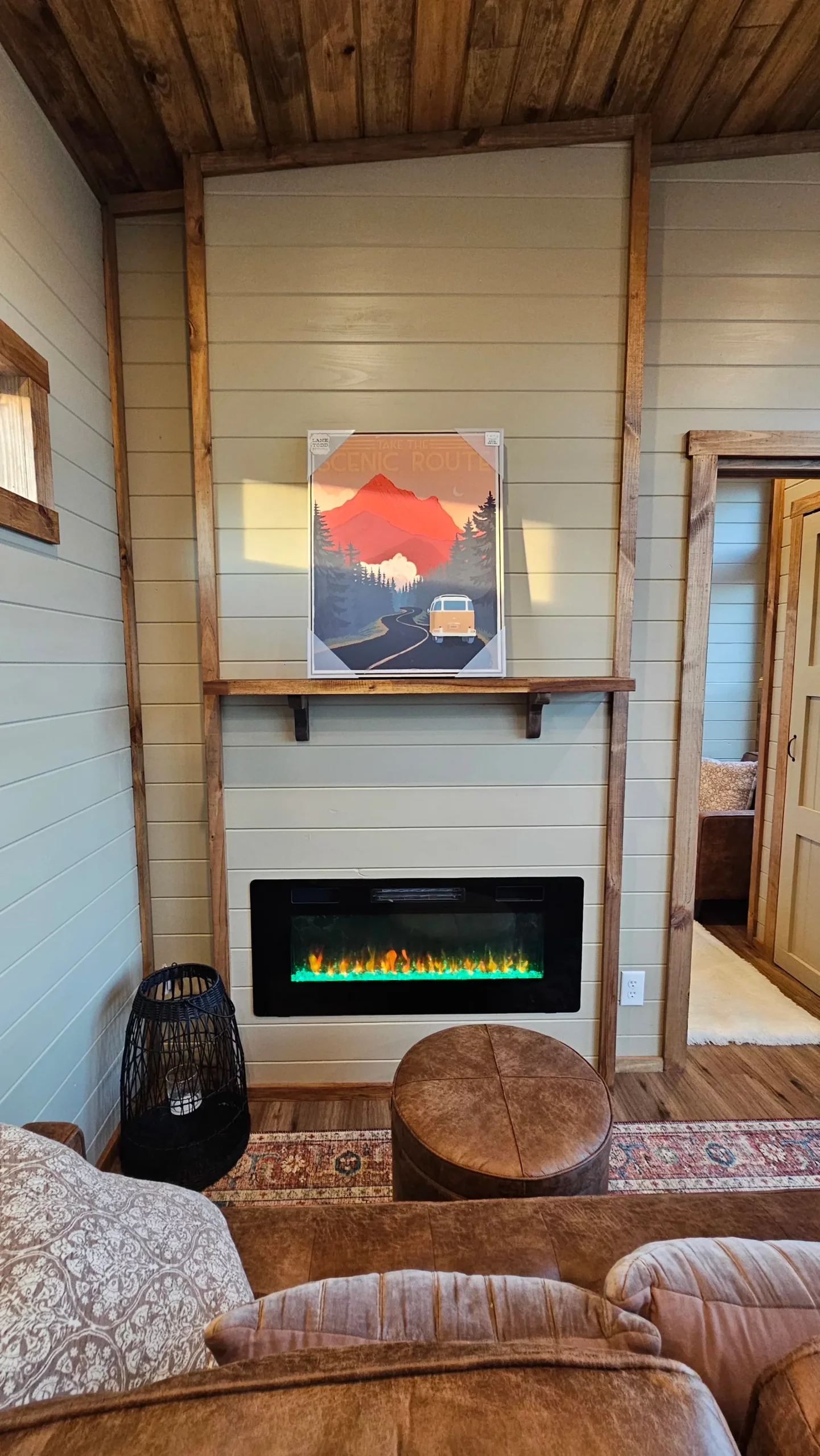 salon avec cheminée électrique tiny house 37m2 Miami Phoenix Building Solutions salon avec cheminée électrique tiny house 37m2 Miami Phoenix Building Solutions
