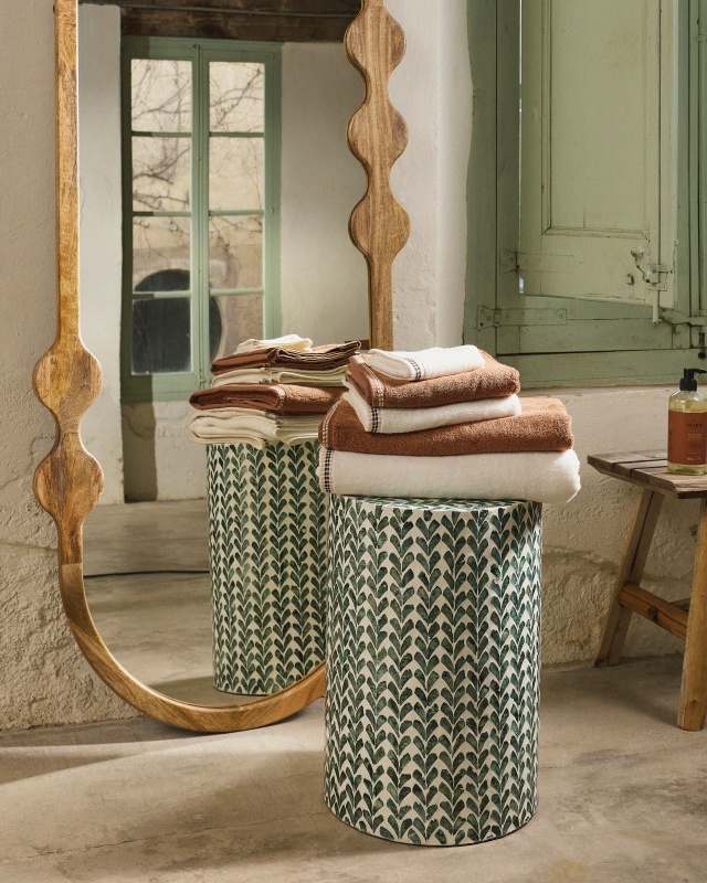 bout de canapé céramique verte et blanche catalogue Maisons du Monde 2026 automne hiver bout de canapé céramique verte et blanche catalogue Maisons du Monde 2026 automne hiver