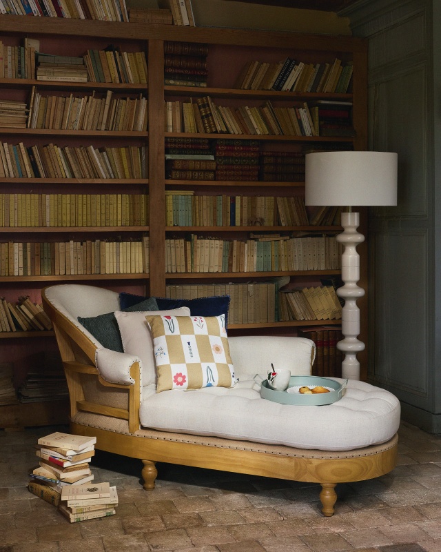 salon avec bergère et bibliothèque campagne chic catalogue Maisons du Monde 2026 automne hiver salon avec bergère et bibliothèque campagne chic catalogue Maisons du Monde 2026 automne hiver