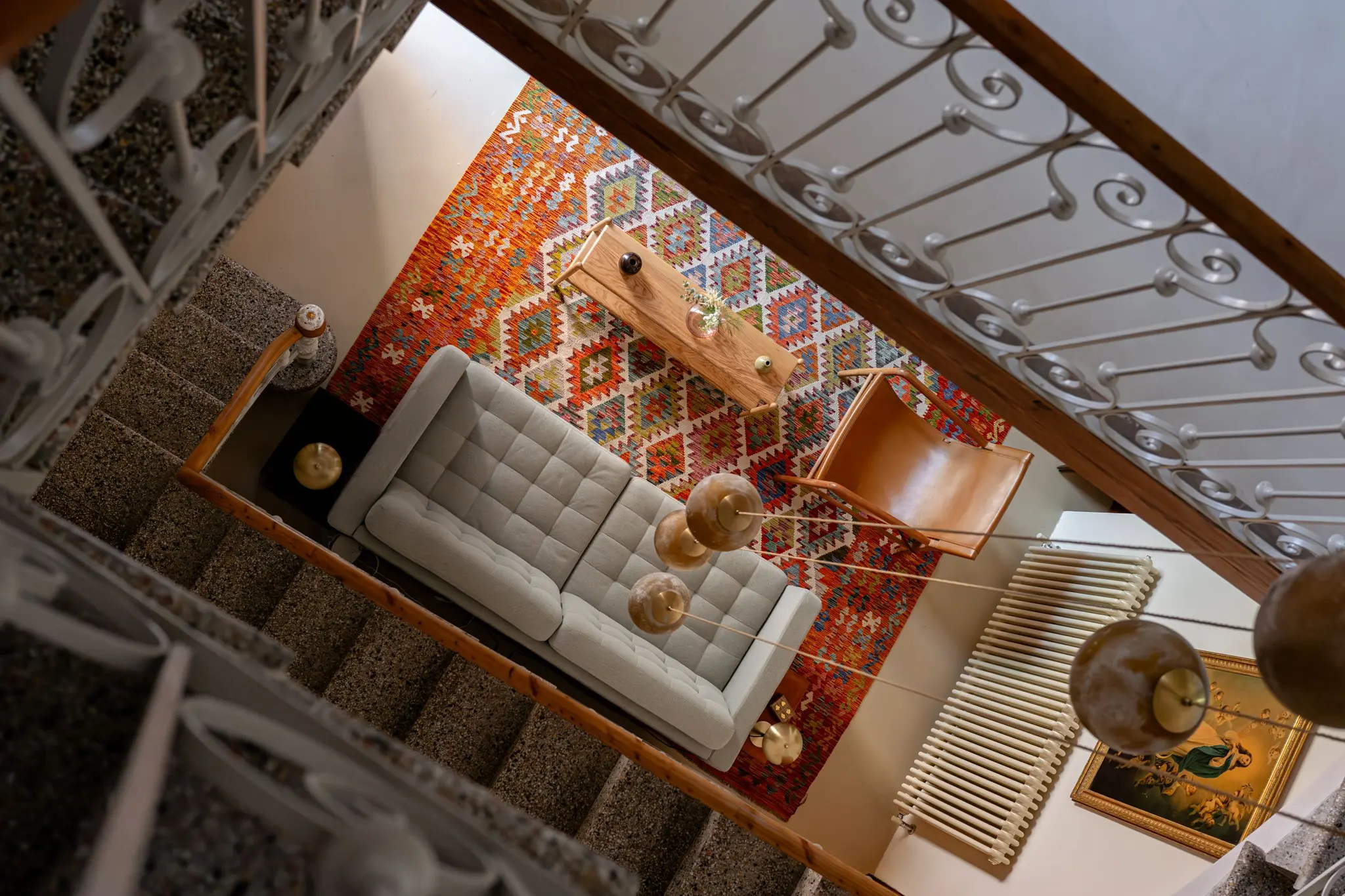 salon avec escalier et tapis kilim maison ancienne Majorque avec piscine Sa Casona par Berrow salon avec escalier et tapis kilim maison ancienne Majorque avec piscine Sa Casona par Berrow