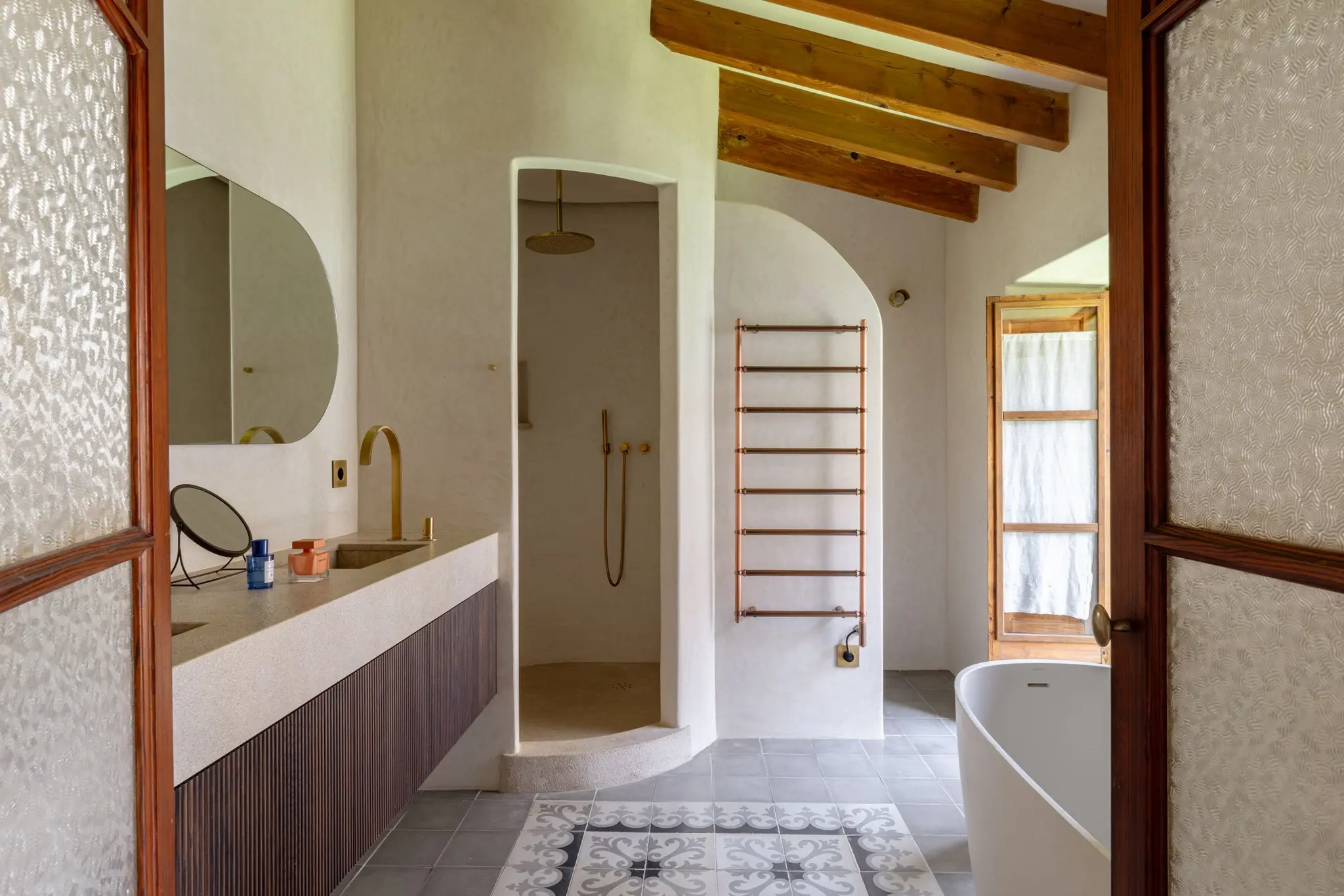 salle de bain design avec baignoire ilot et poutres Sa Casona par Berrow salle de bain design avec baignoire ilot et poutres Sa Casona par Berrow