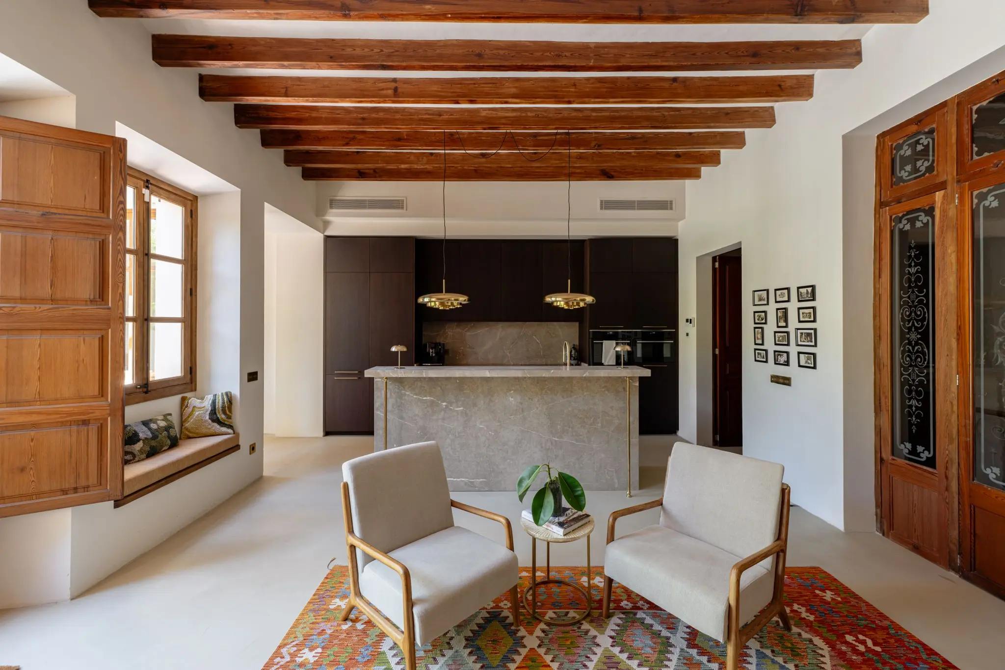 cuisine design avec poutres anciennes maison ancienne Majorque avec piscine Sa Casona par Berrow cuisine design avec poutres anciennes maison ancienne Majorque avec piscine Sa Casona par Berrow