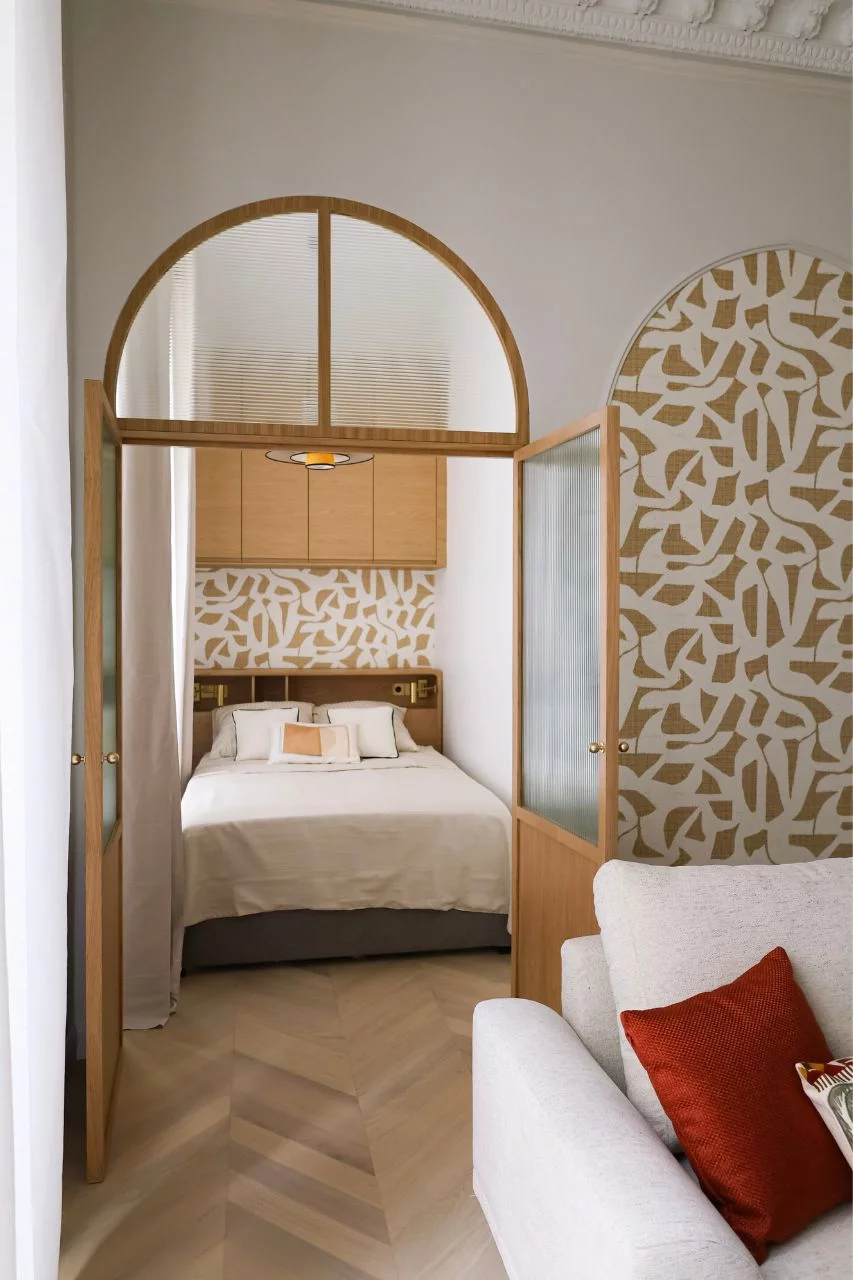 salon et chambre avec porte vitrée cintrée deux-pièces Paris 40m2 décoration contemporaine salon et chambre avec porte vitrée cintrée deux-pièces Paris 40m2 décoration contemporaine