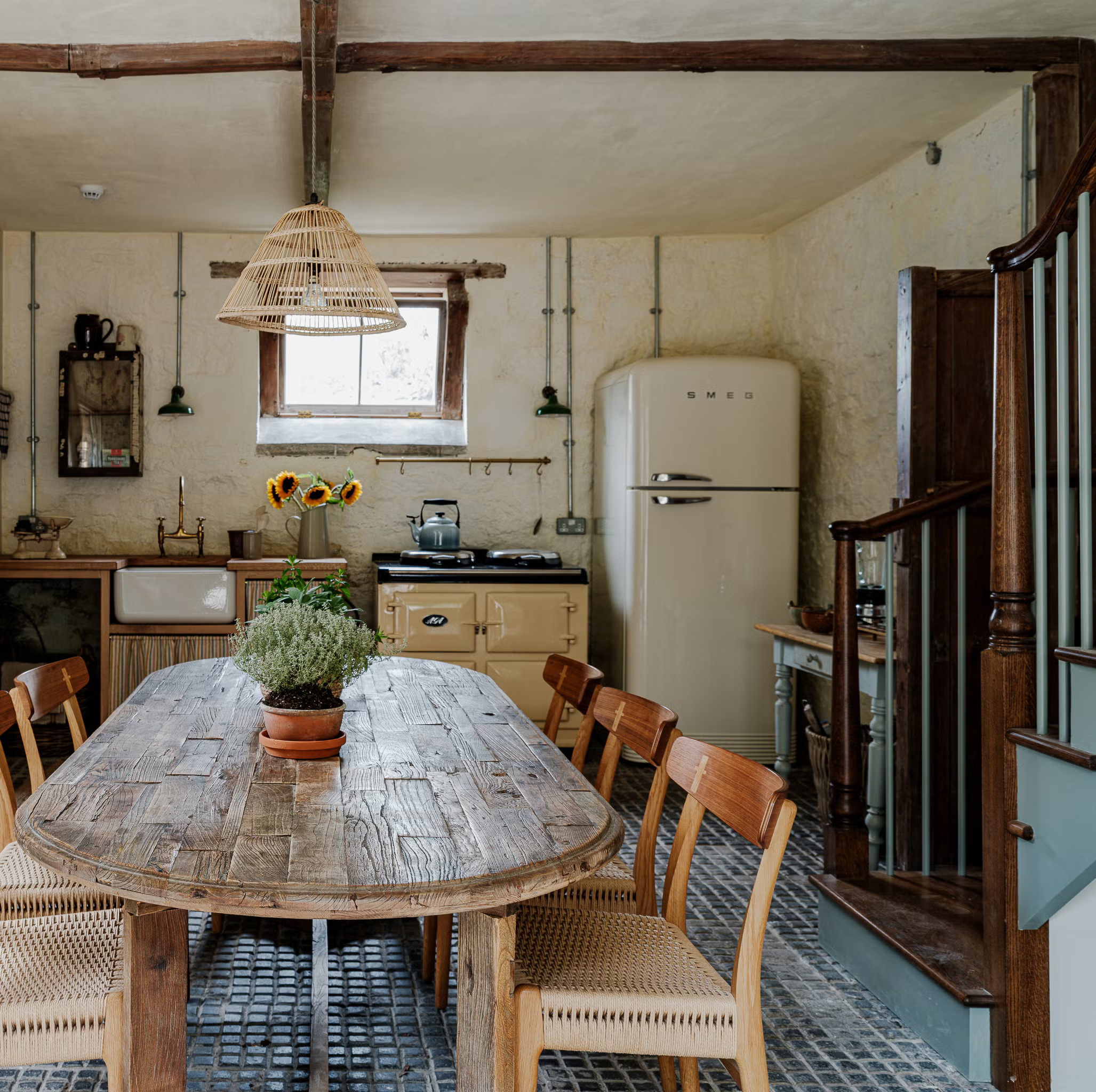 cuisine et salle à manger maison rénovée dans ancienne écurie Angleterre style rustique chic et vintage cuisine et salle à manger maison rénovée dans ancienne écurie Angleterre style rustique chic et vintage
