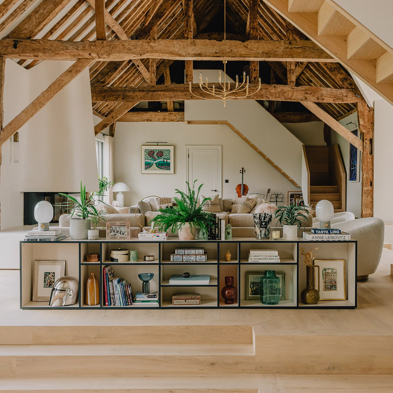 salon décoration contemporaine dans ancienne grange rénovée avec poutres