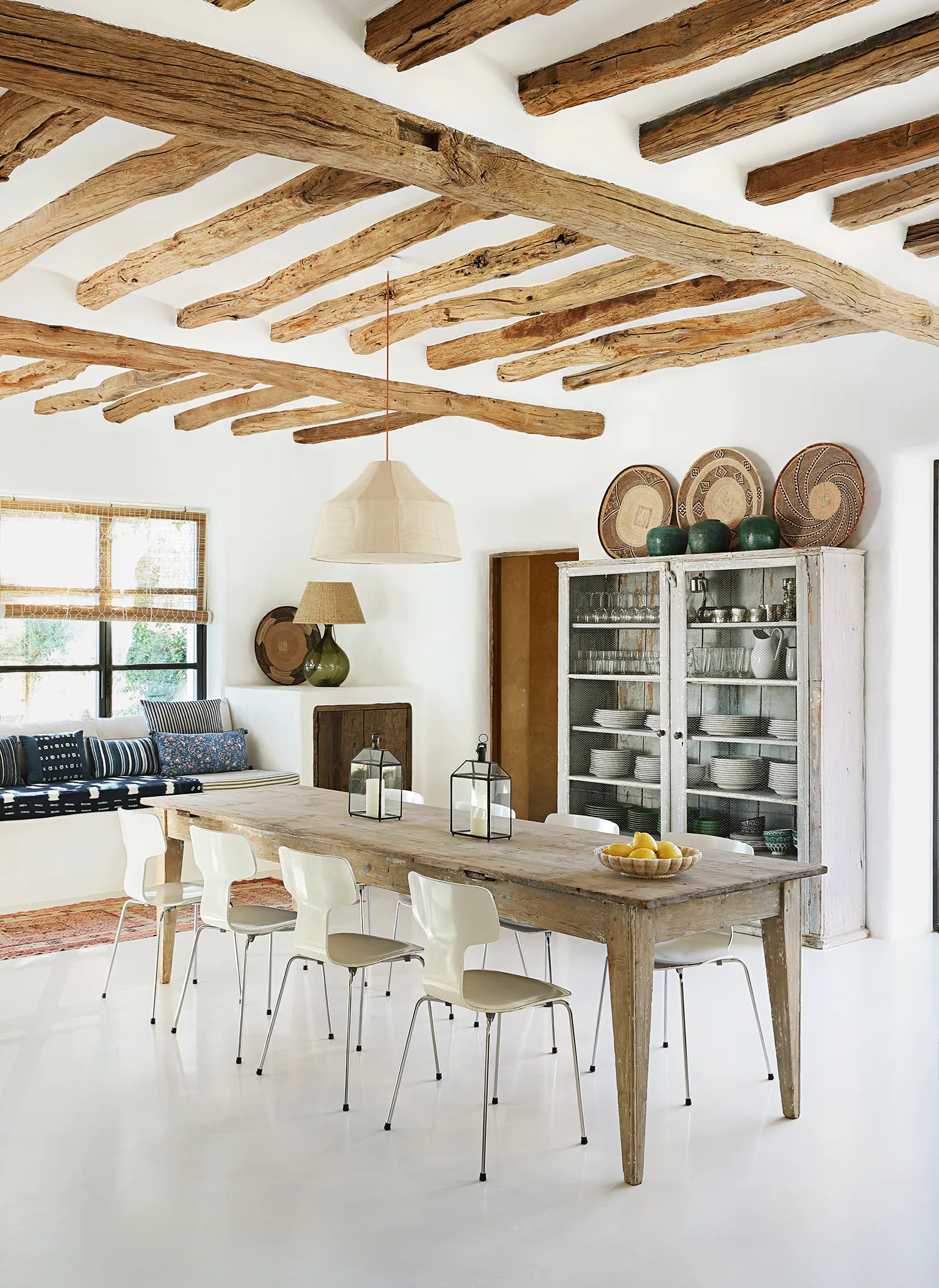 salon et salle à manger maison ancienne rénovée Ibiza avec poutres décoration contemporaine salon et salle à manger maison ancienne rénovée Ibiza avec poutres décoration contemporaine