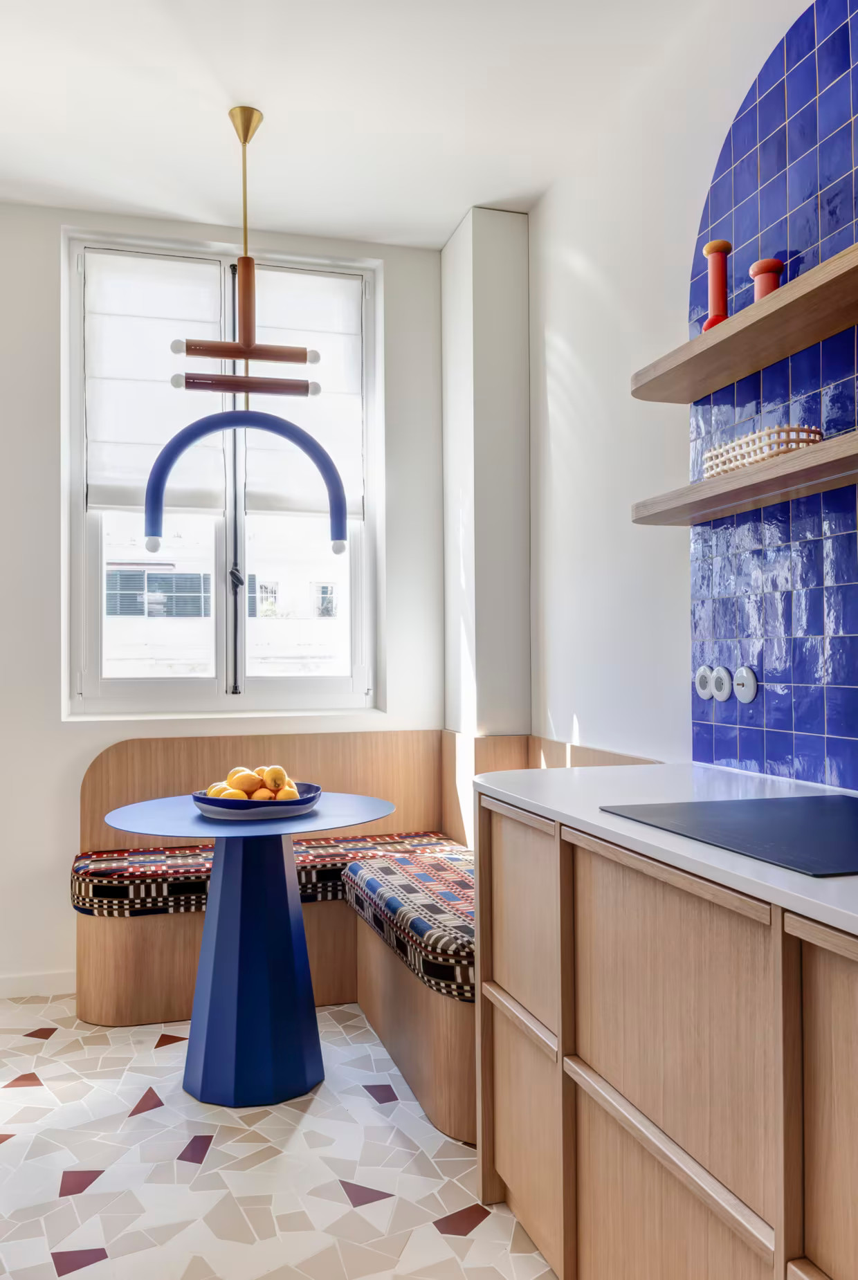 cuisine décoration contemporaine et colorée sol terrazzo appartement haussmannien rénové à Paris