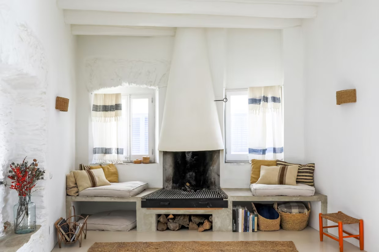 maison rénovée en Espagne salon avec cheminée décoration rustique chic maison rénovée en Espagne salon avec cheminée décoration rustique chic