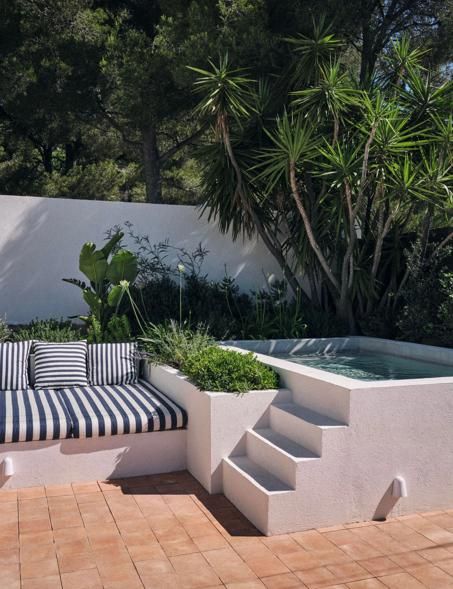 mini piscine maçonnée dans le jardin d'un appartement à la décoration contemporaine