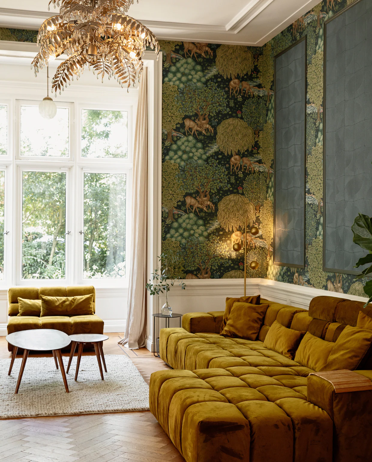 maison ancienne Pays Bas salon avec papier-peint vert canapé jaune décoration contemporaine maison ancienne Pays Bas salon avec papier-peint vert canapé jaune décoration contemporaine