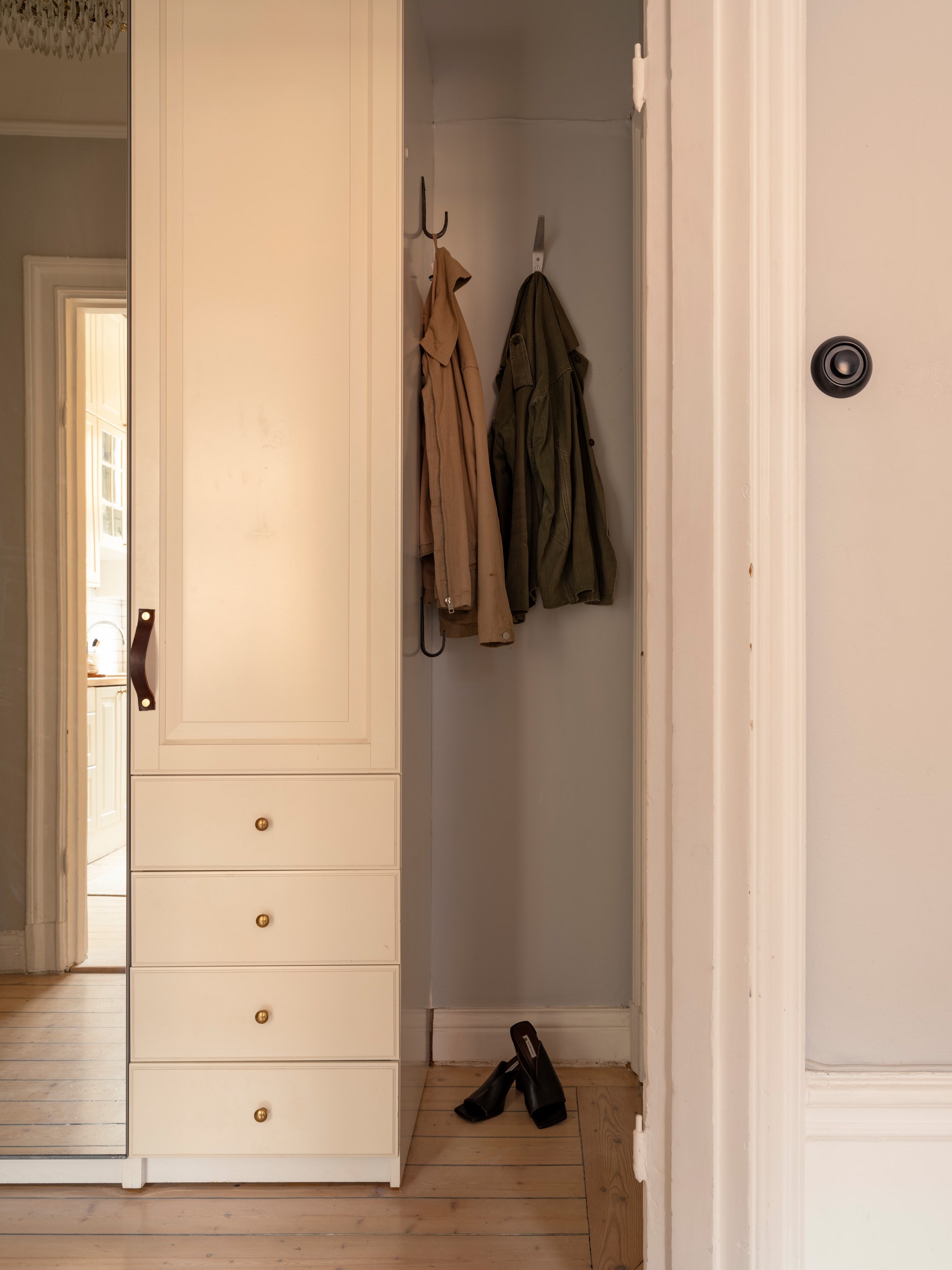 entrée avec parquet murs gris