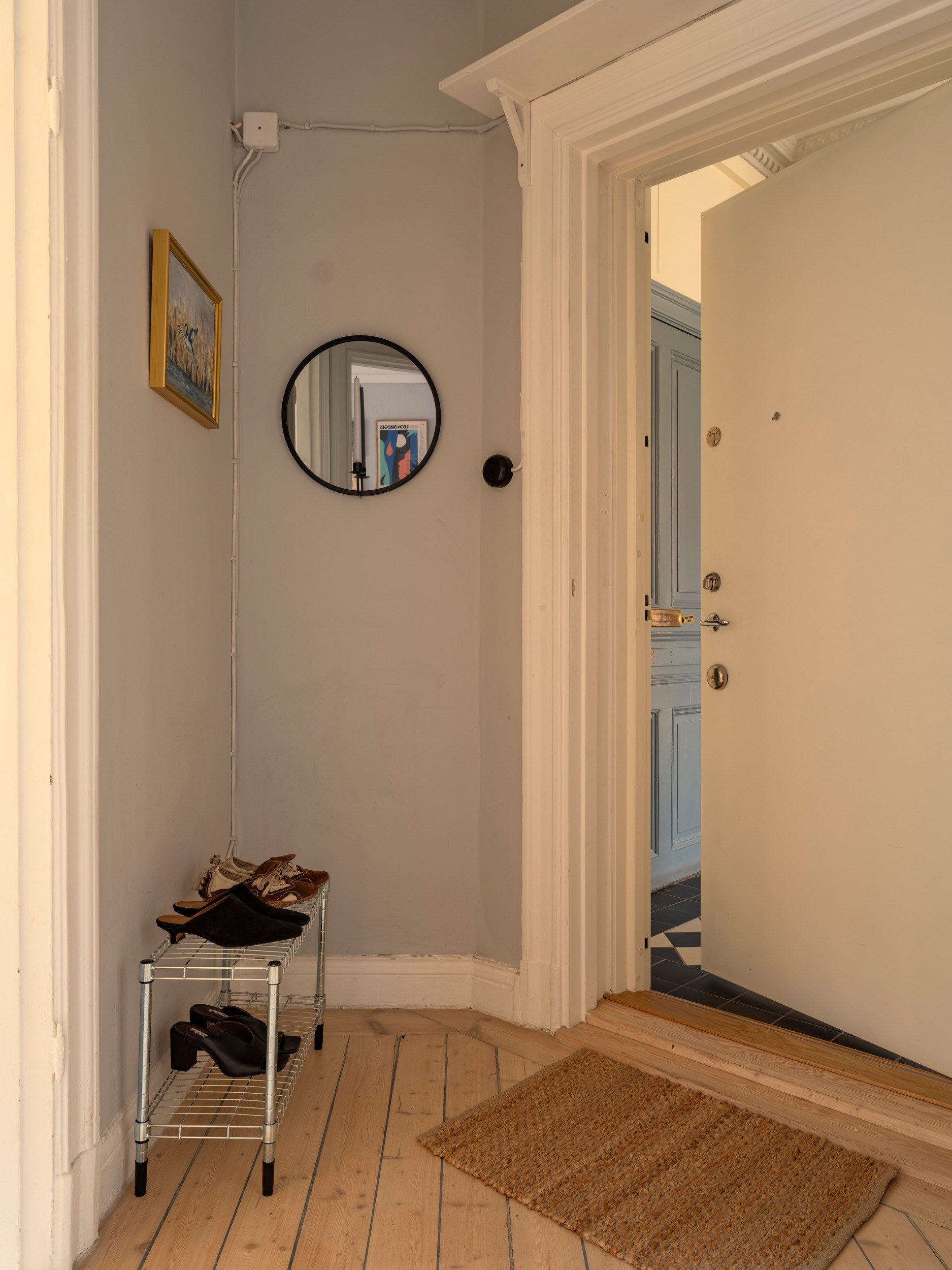 entrée avec parquet murs gris