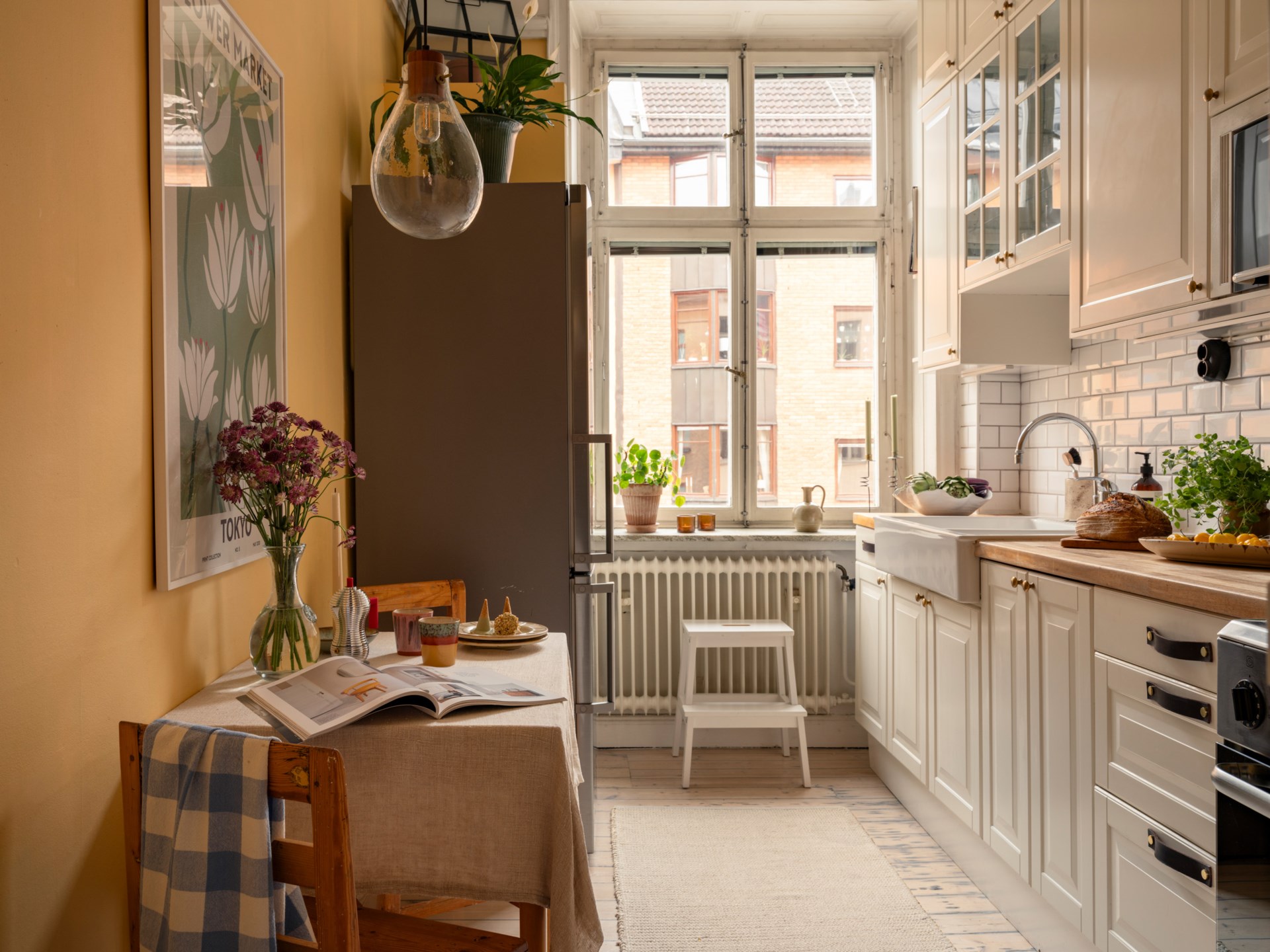 cuisine blanche style campagne murs jaunes studio 34m2 décoration scandinave