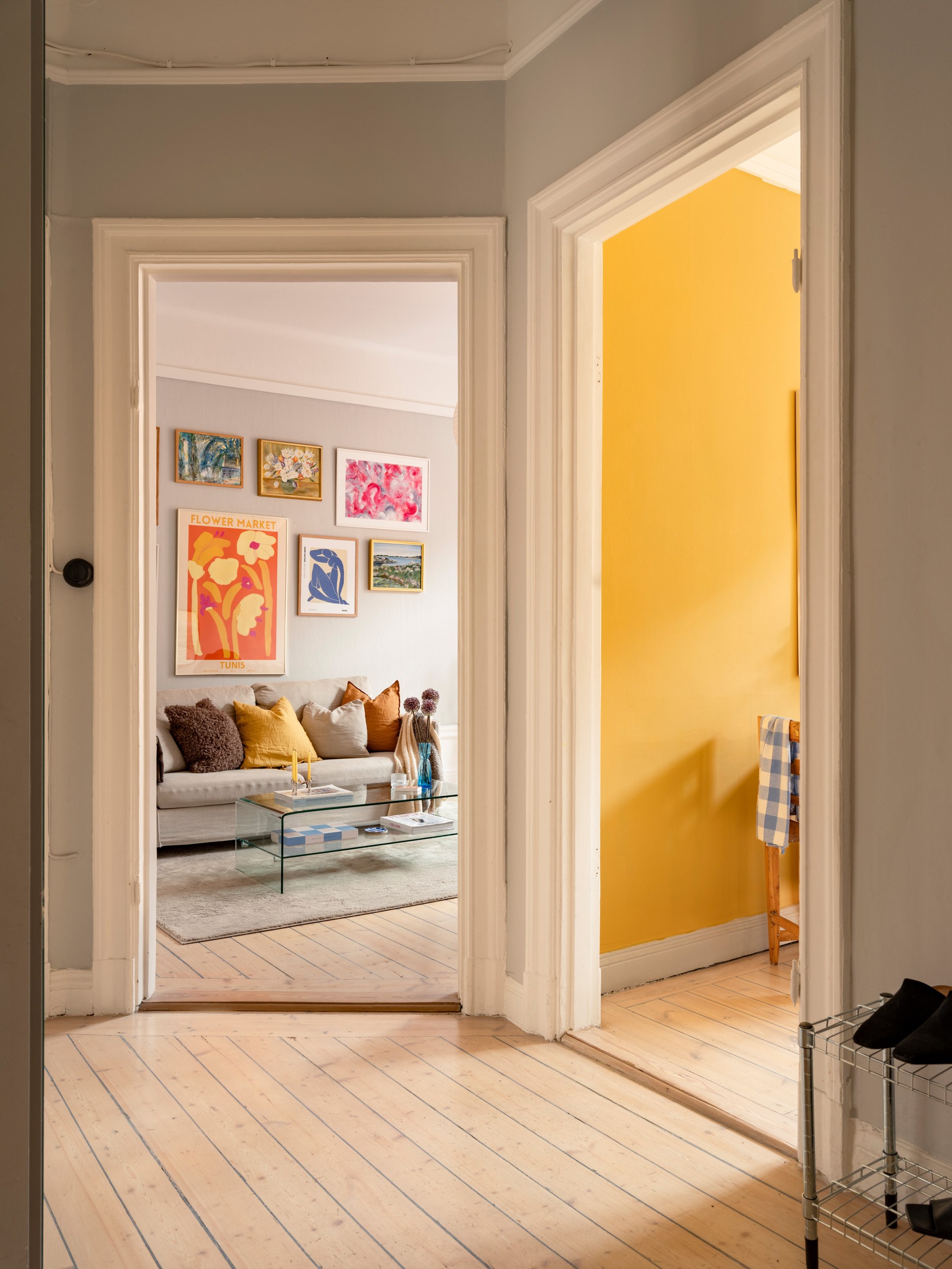 entrée avec parquet murs gris