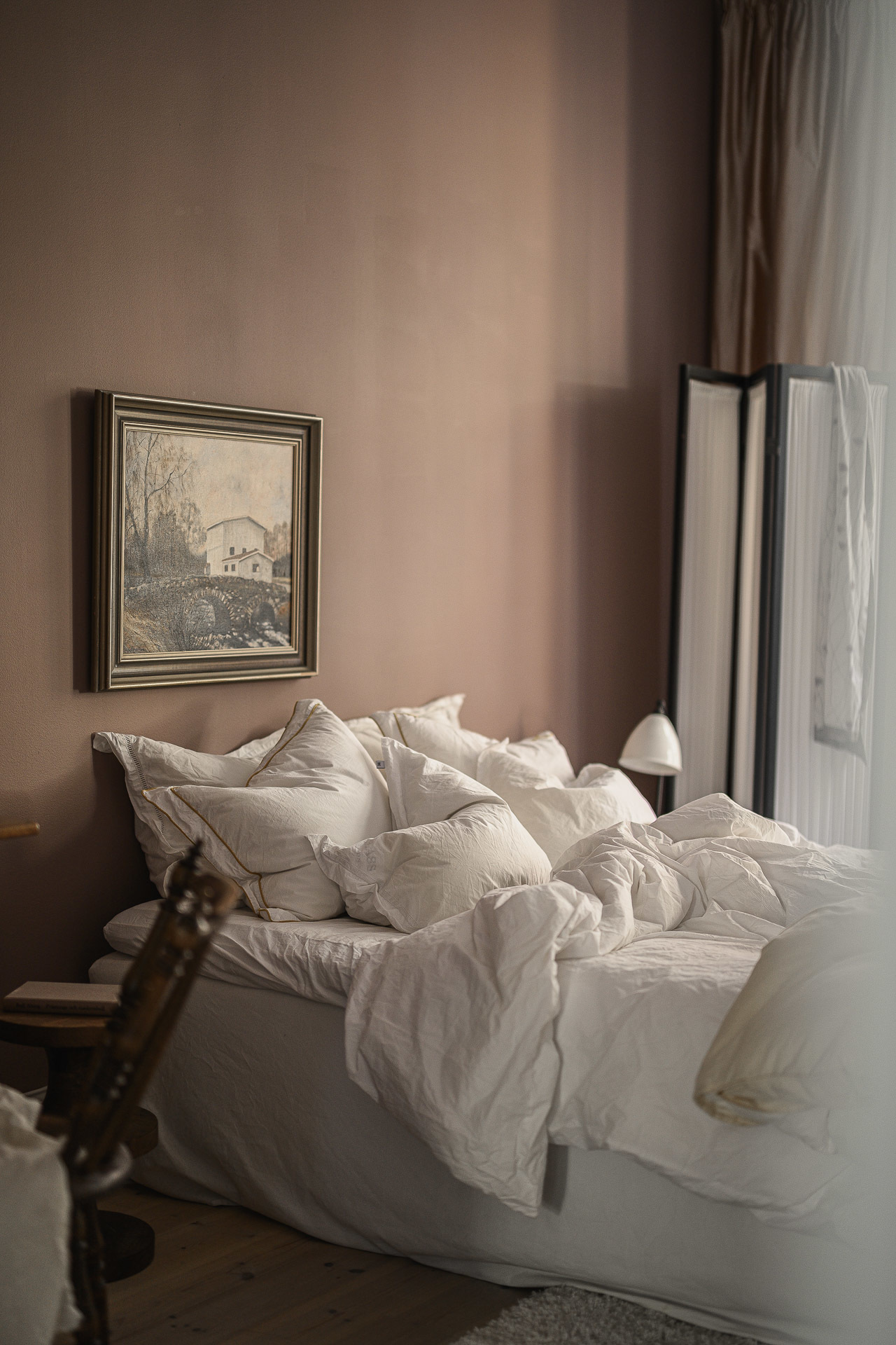 chambre avec moulures murs terracotta appartement 1900 décoration scandinave