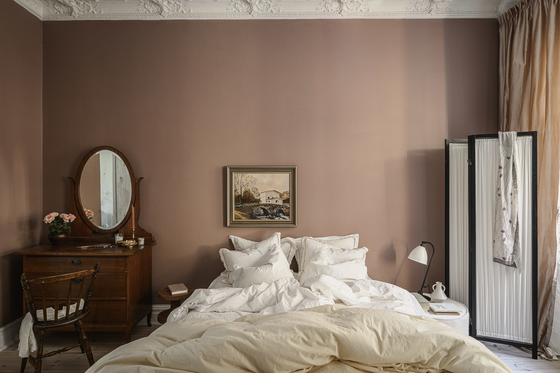 chambre avec moulures murs terracotta appartement 1900 décoration scandinave
