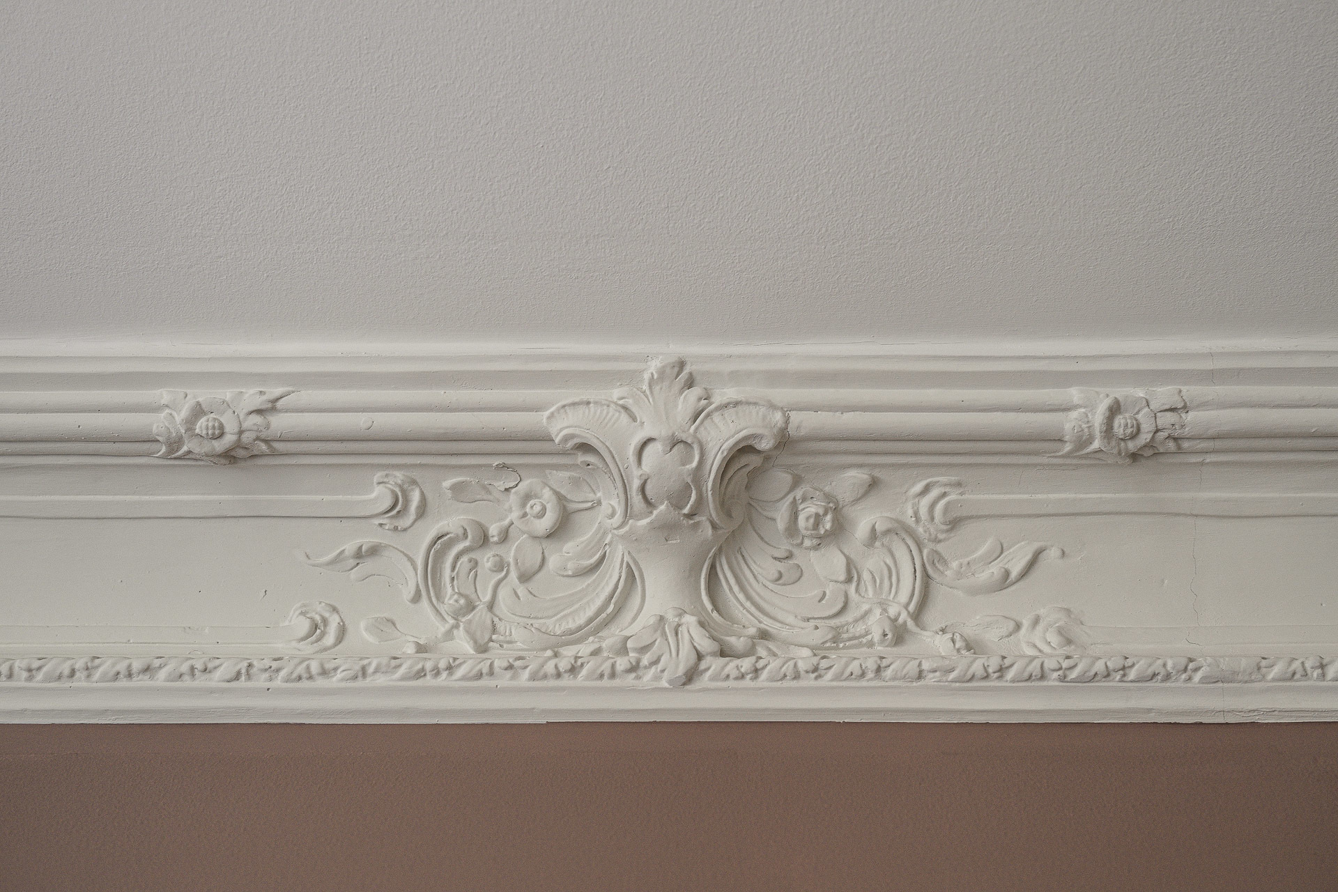 murs terracotta avec moulures blanches appartement 1900 décoration scandinave