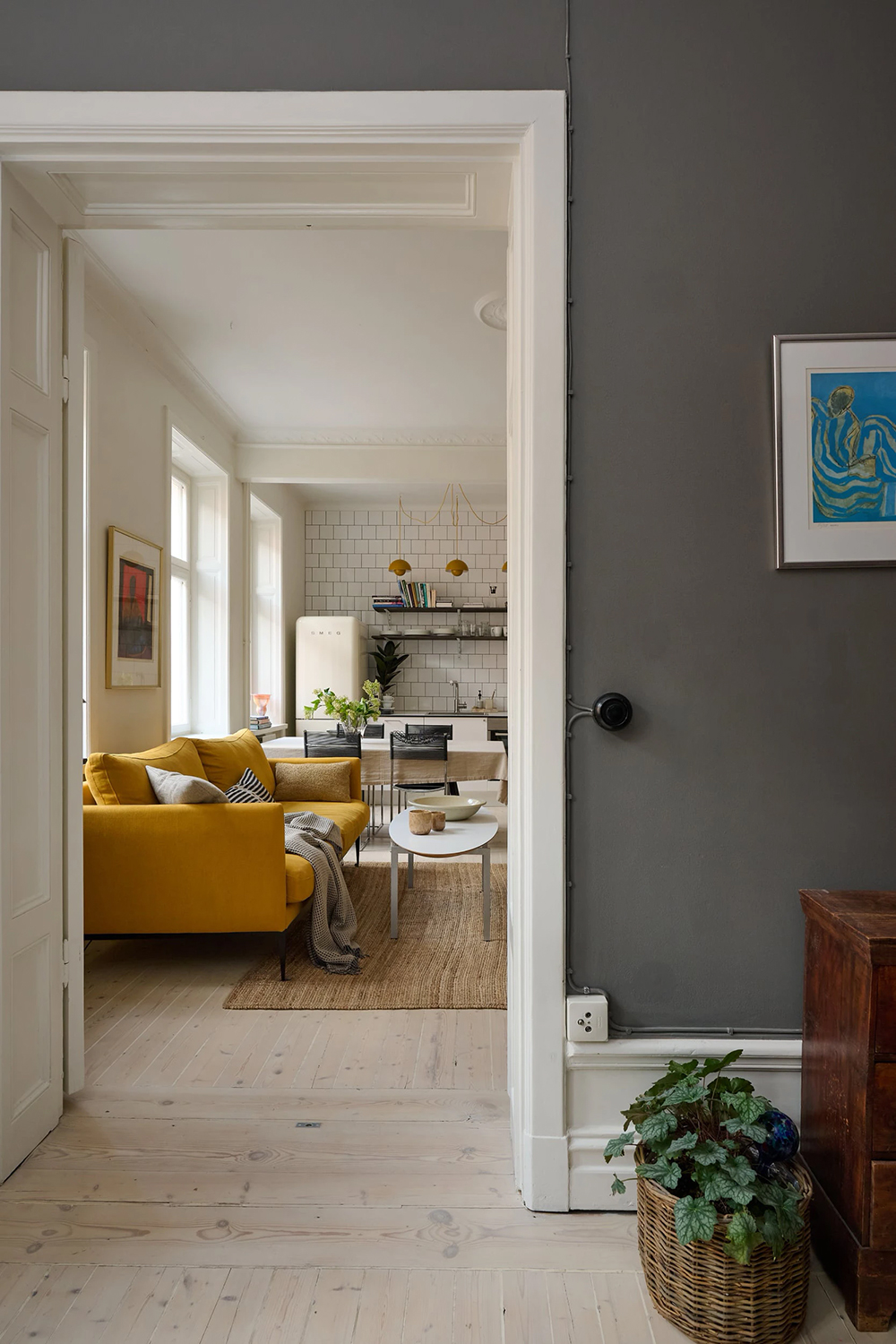 salon avec canapé jaune et chambre grise décoration vintage et scandinave deux-pièces 57m2 salon avec canapé jaune et chambre grise décoration vintage et scandinave deux-pièces 57m2