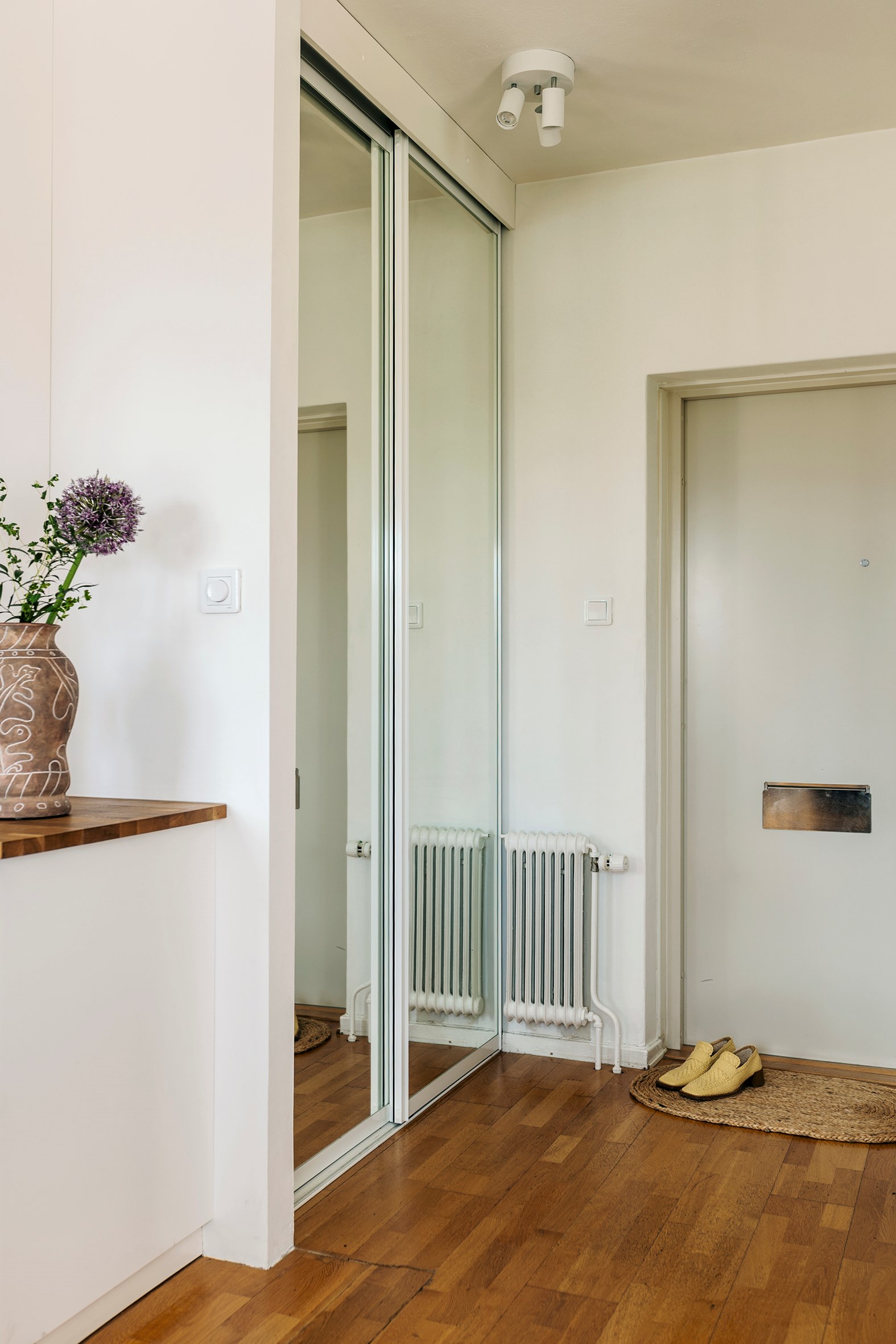 entrée avec placard miroir studio 35m2 décoration vintage scandinave 