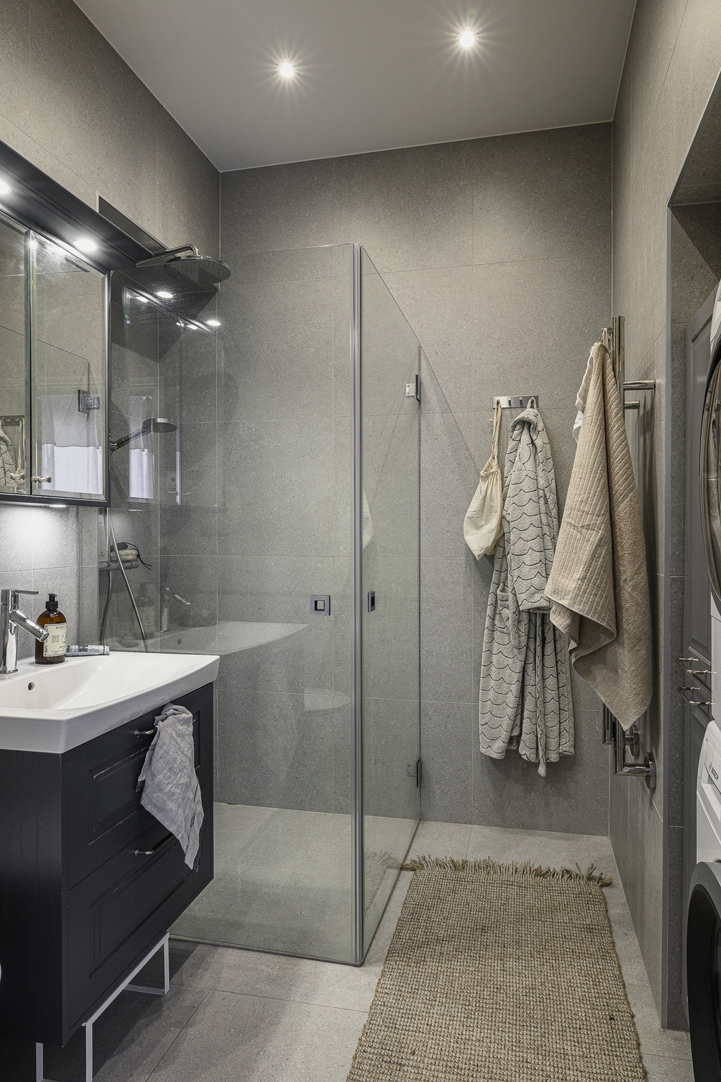 salle de bain grise moderne