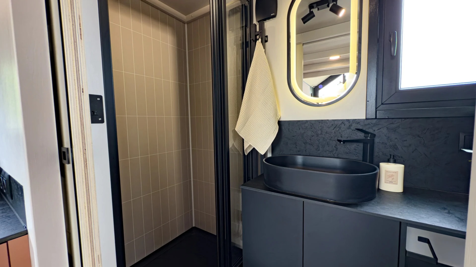 salle de bain tiny house européenne de 16m2 Sunrise Prestige par Mobi House salle de bain tiny house européenne de 16m2 Sunrise Prestige par Mobi House