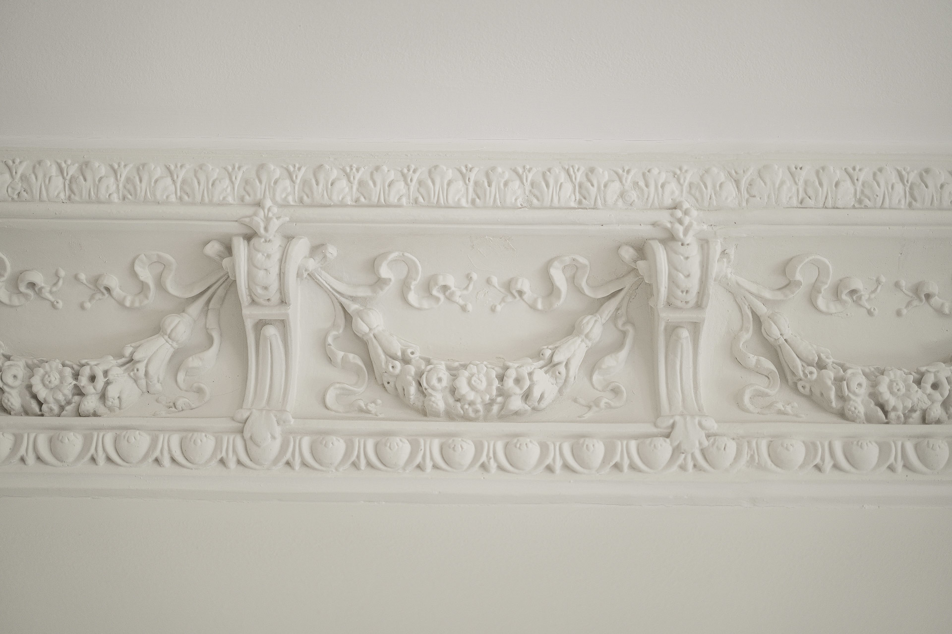 moulures classiques dans salon appartement 1900 décoration scandinave