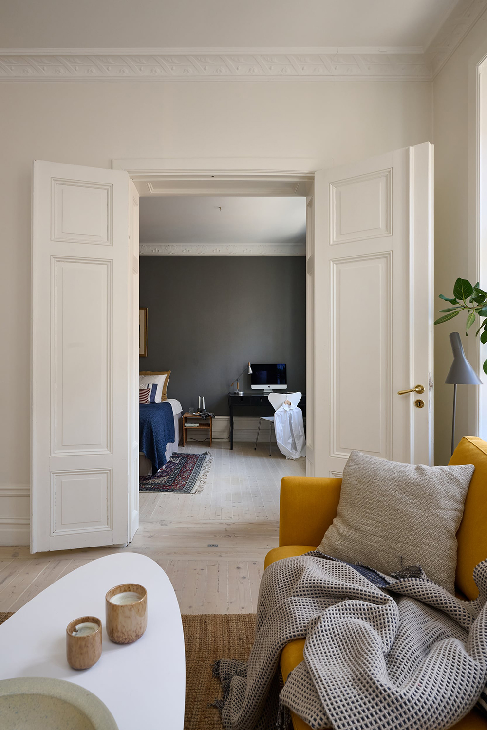 salon avec canapé jaune et chambre grise décoration vintage et scandinave deux-pièces 57m2 salon avec canapé jaune et chambre grise décoration vintage et scandinave deux-pièces 57m2