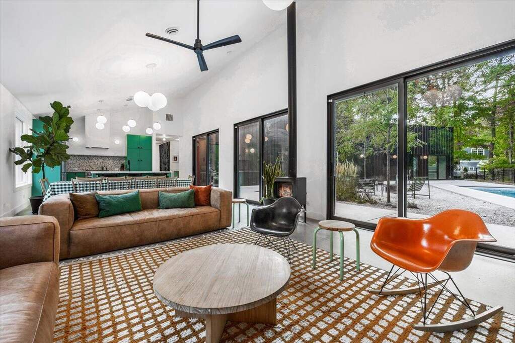 salon avec baies vitrées décoration contemporaine et vintage maison d'architecte avec piscine Lac Michigan