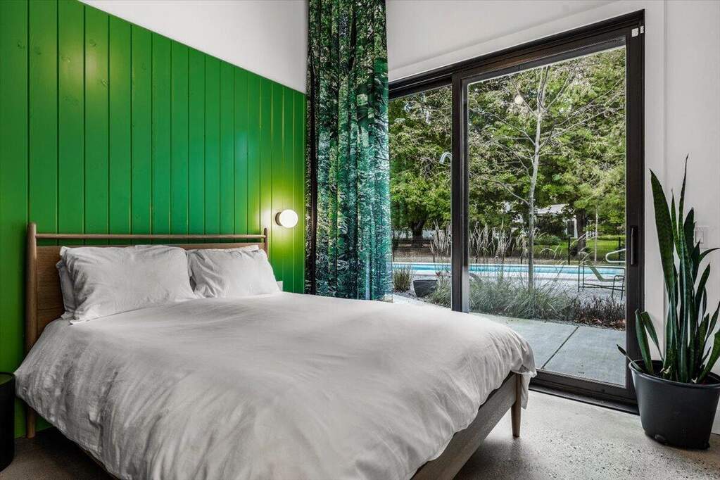 chambre verte décoration contemporaine et vintage maison d'architecte avec piscine Lac Michigan