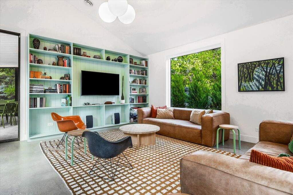 salon avec baies vitrées décoration contemporaine et vintage maison d'architecte avec piscine Lac Michigan