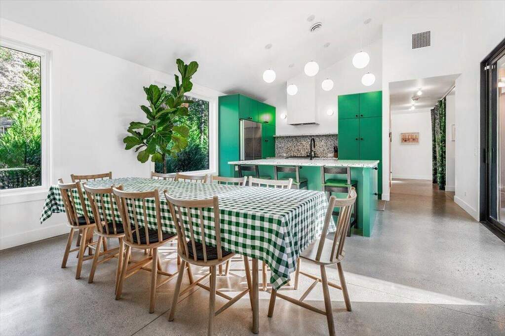 cuisine ouverte verte salle à manger décoration contemporaine et vintage maison d'architecte avec piscine Lac Michigan