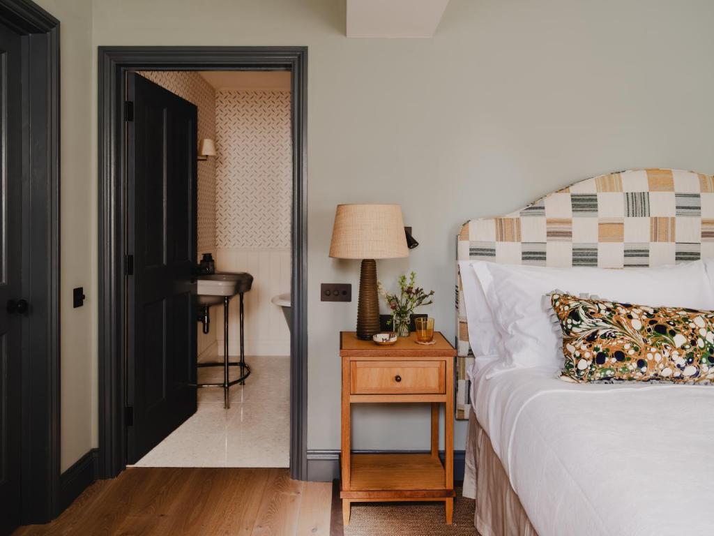 chambre murs vert pâle décoration classique chic charmant appartement de 56m2 Cotswolds