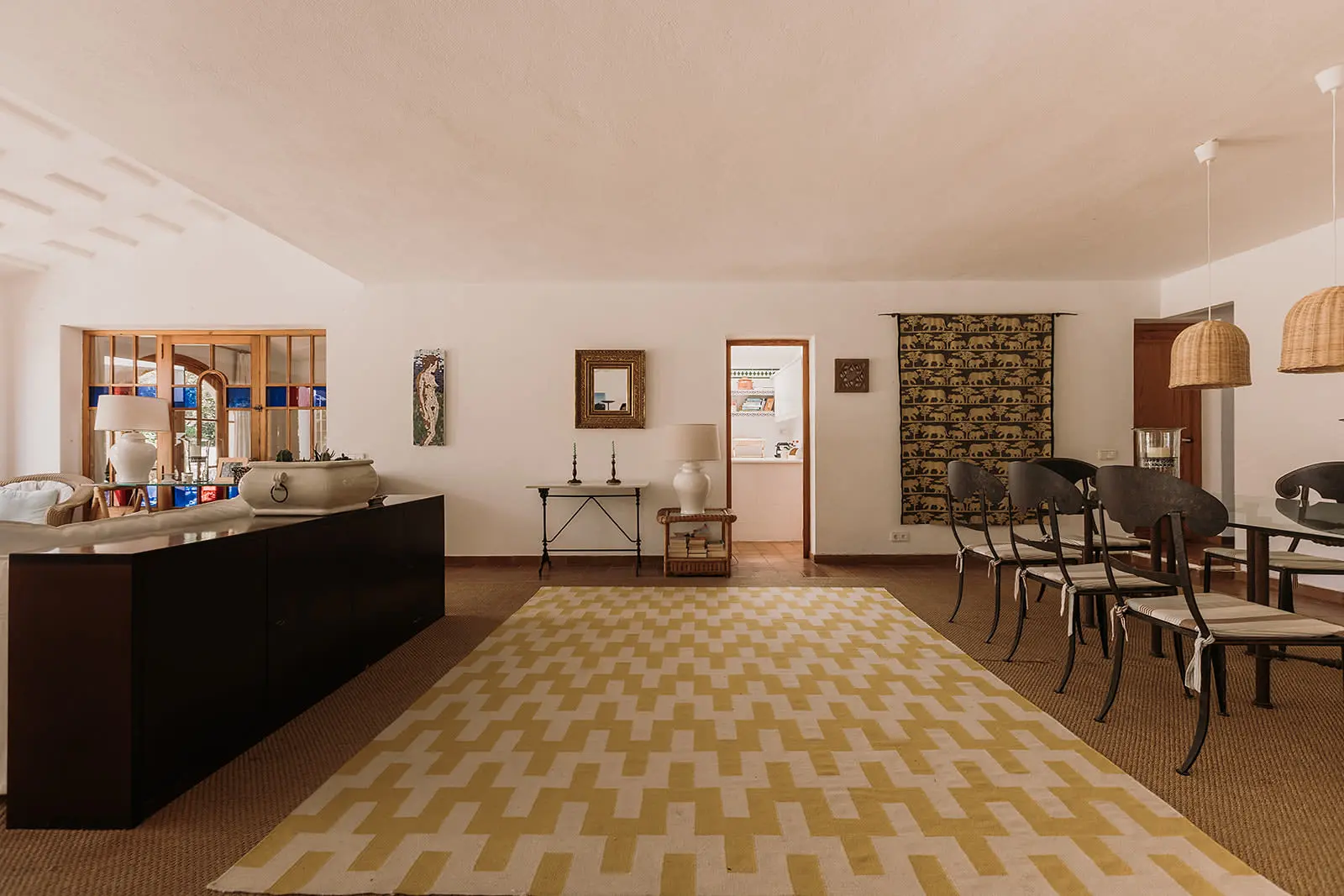 salon avec verrière bois finca du 19e siècle rénovée maison Minorque salon avec verrière bois finca du 19e siècle rénovée maison Minorque