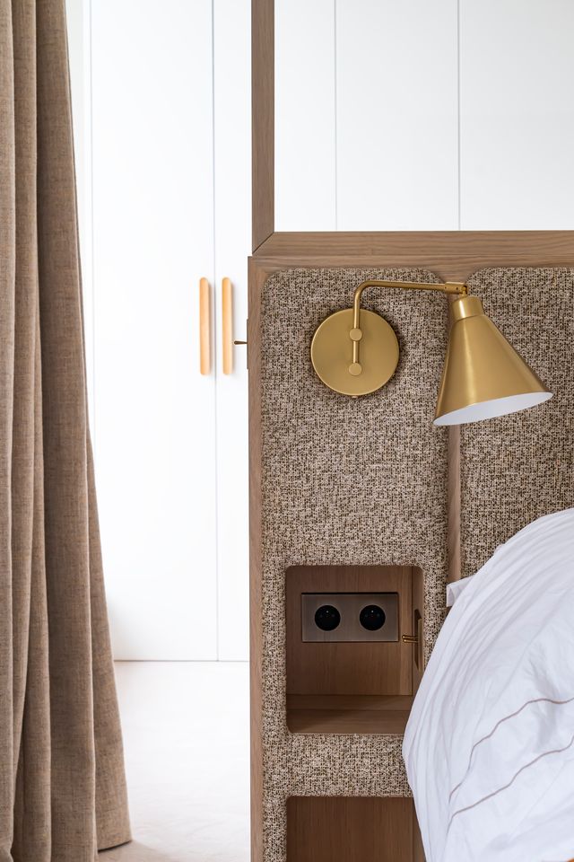 détail tête de lit chambre parentale avec verrière bois et dressing décoration contemporaine appartement Paris Photo : ©Julien Pépy détail tête de lit chambre parentale avec verrière bois et dressing décoration contemporaine appartement Paris Photo : ©Julien Pépy
