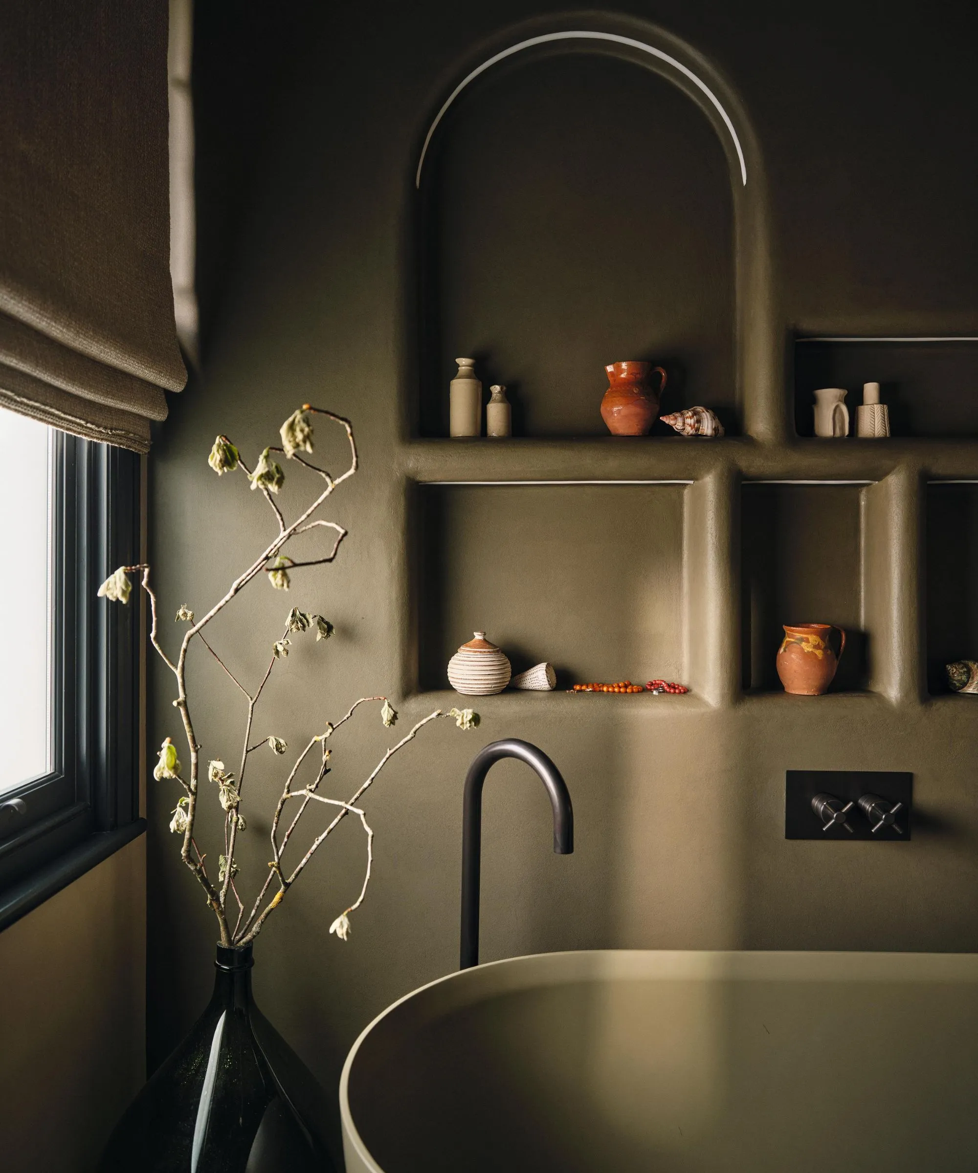 salle de bain murs enduits kaki avec niches