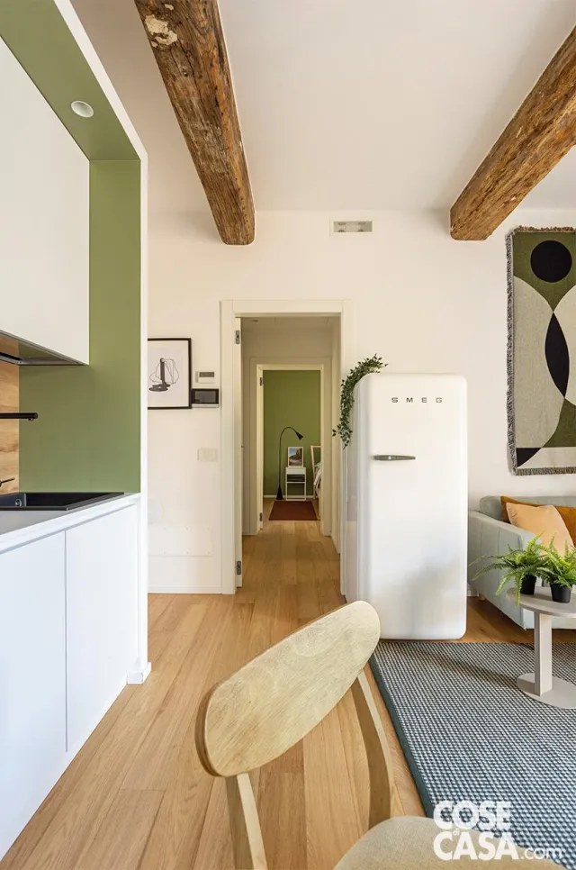 deux pièces en Italie décoration contemporaine blanche et verte avec cuisine ouverte