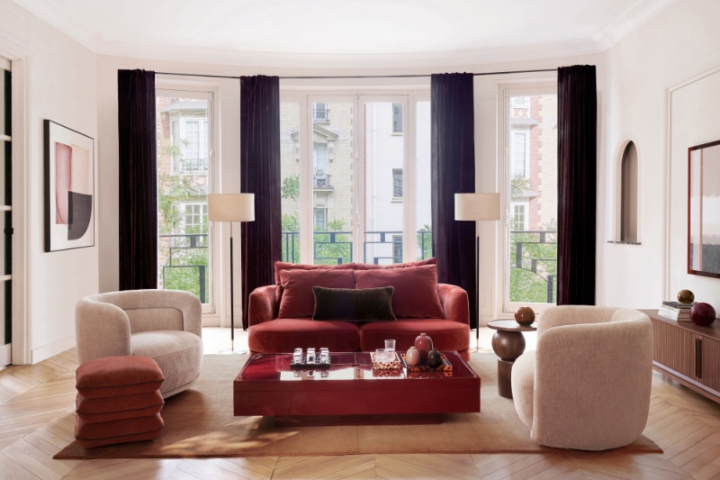 salon avec canapé rouge collection AMPM 2026/2027 automne hiver salon avec canapé rouge collection AMPM 2026/2027 automne hiver