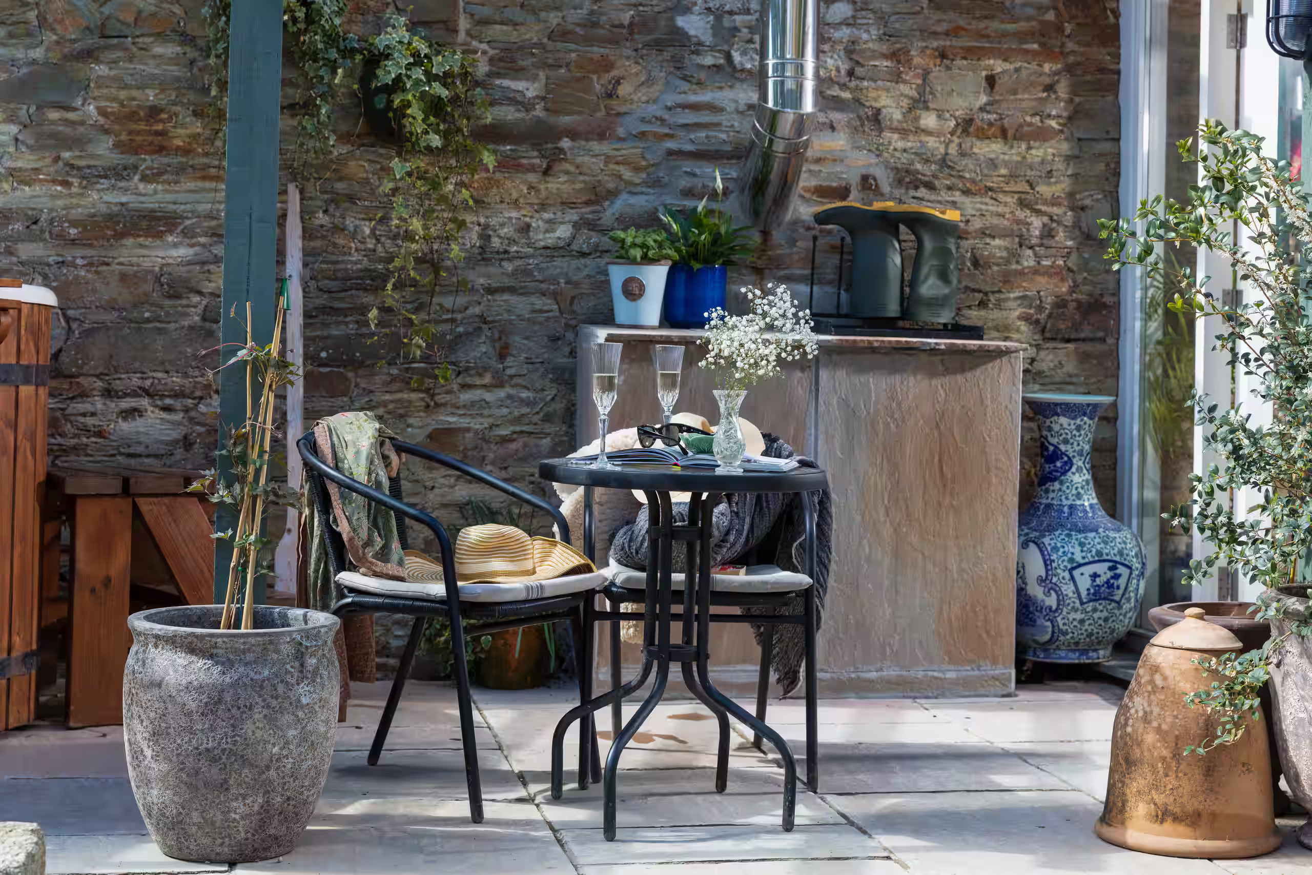 terrasse avec mur en pierres