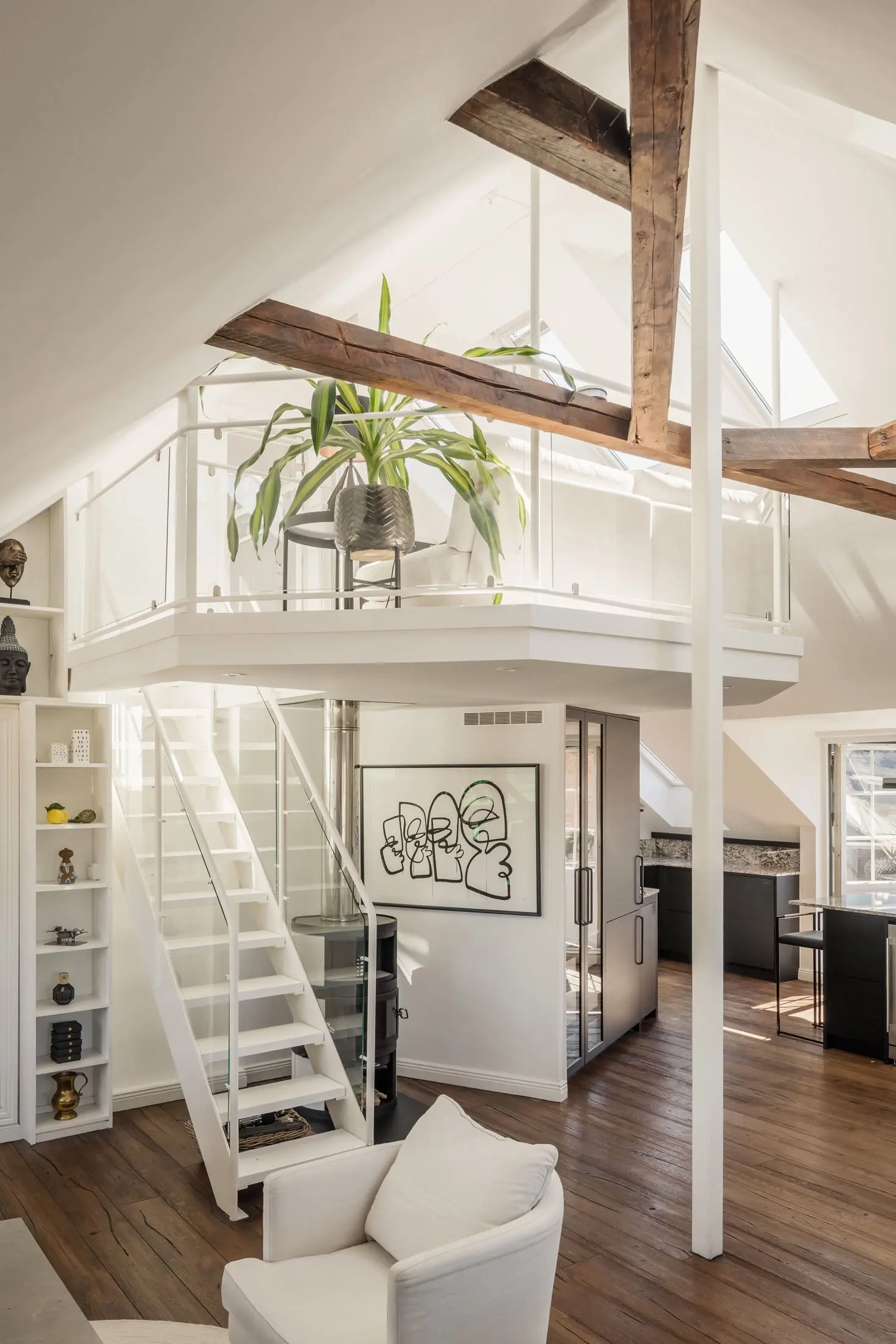 salon avec mezzanine appartement sous les combles décoration scandinave monochrome salon avec mezzanine appartement sous les combles décoration scandinave monochrome
