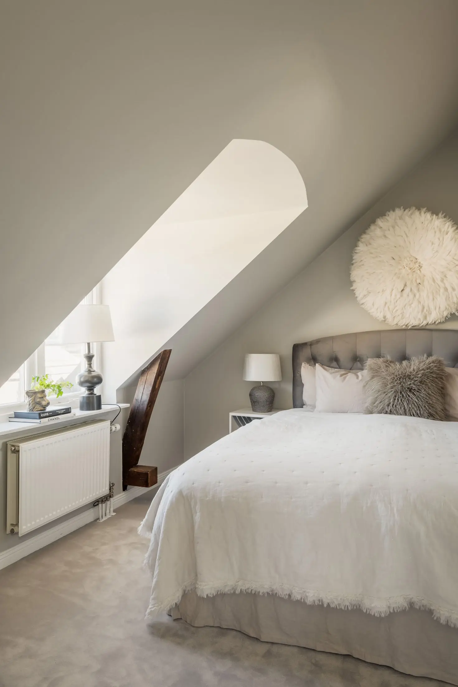 chambre mansardée appartement sous les combles décoration scandinave monochrome chambre mansardée appartement sous les combles décoration scandinave monochrome